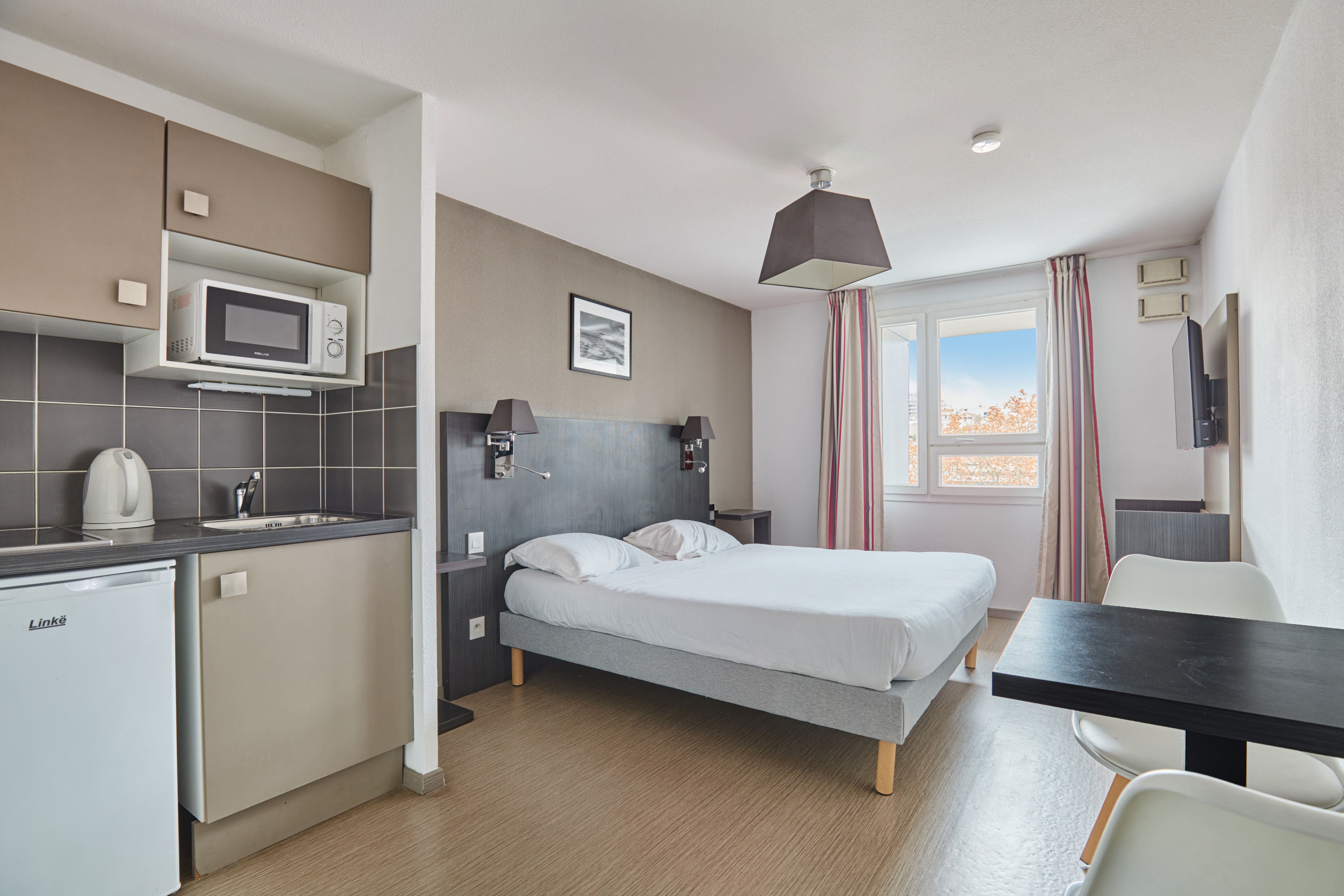image Cozy studio with double bed and modern kitchenette ideal for short stays in Marseille.