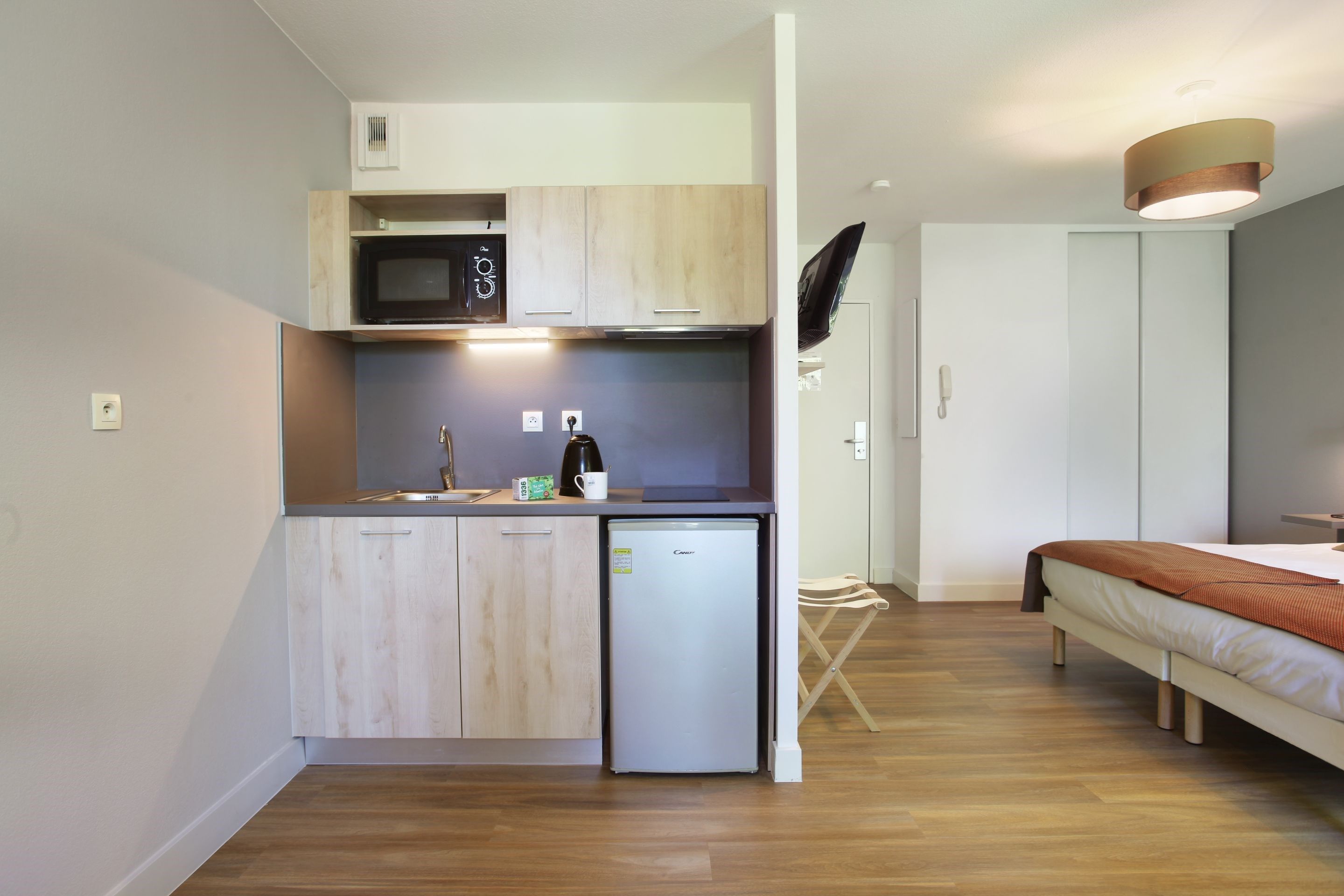 image Whip up a quick snack in the kitchenette.