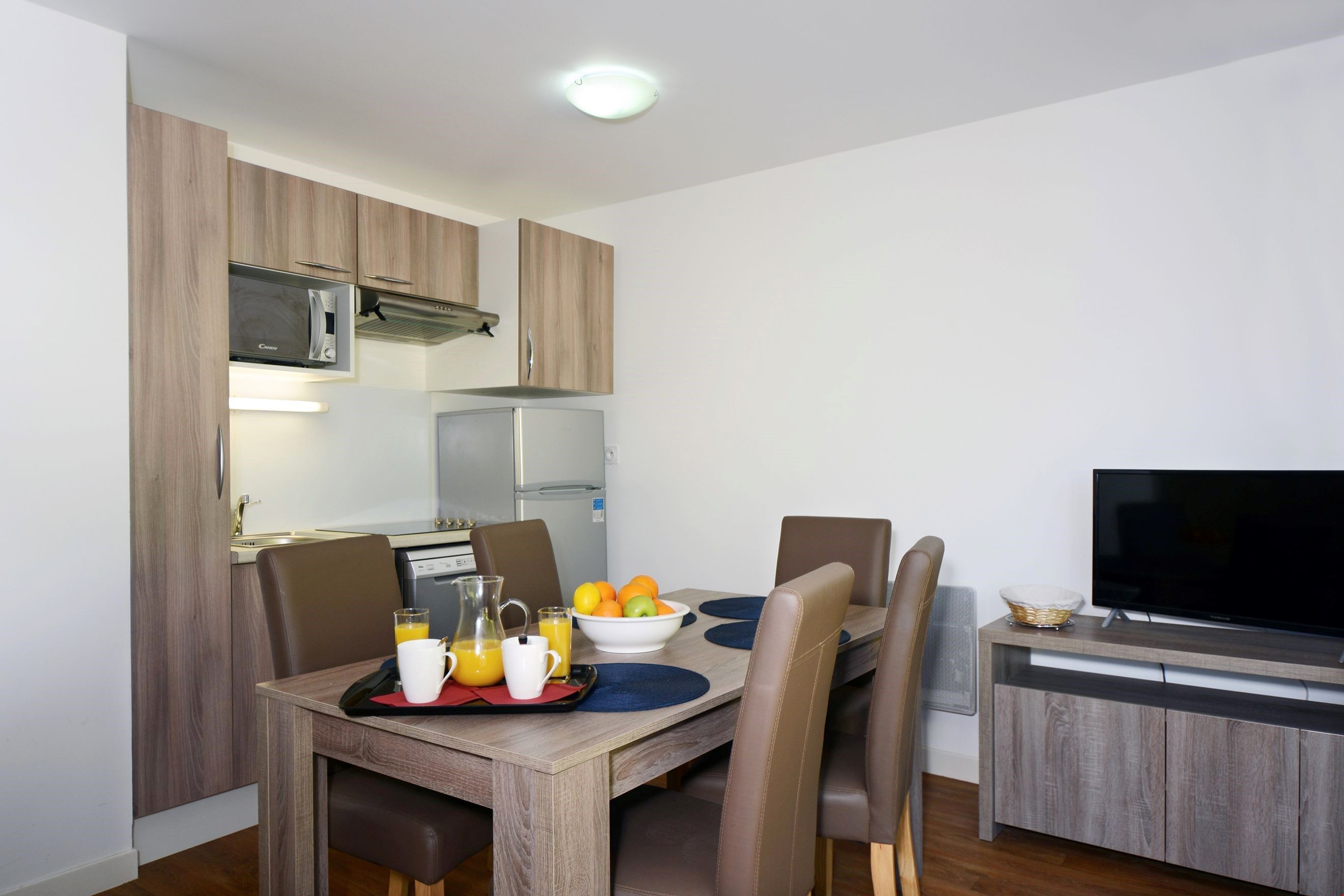 image Make a quick meal in the kitchenette.