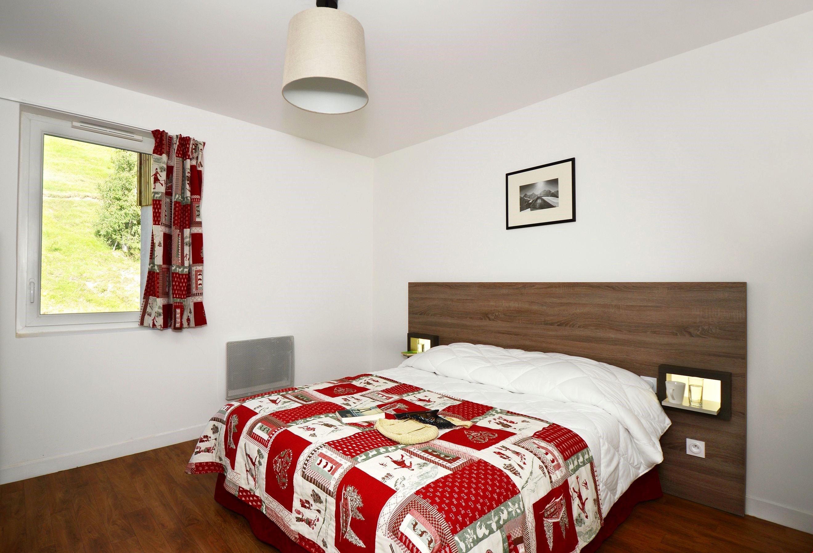 image The bedding configurations of this unit vary. Let us know if you have a preference.