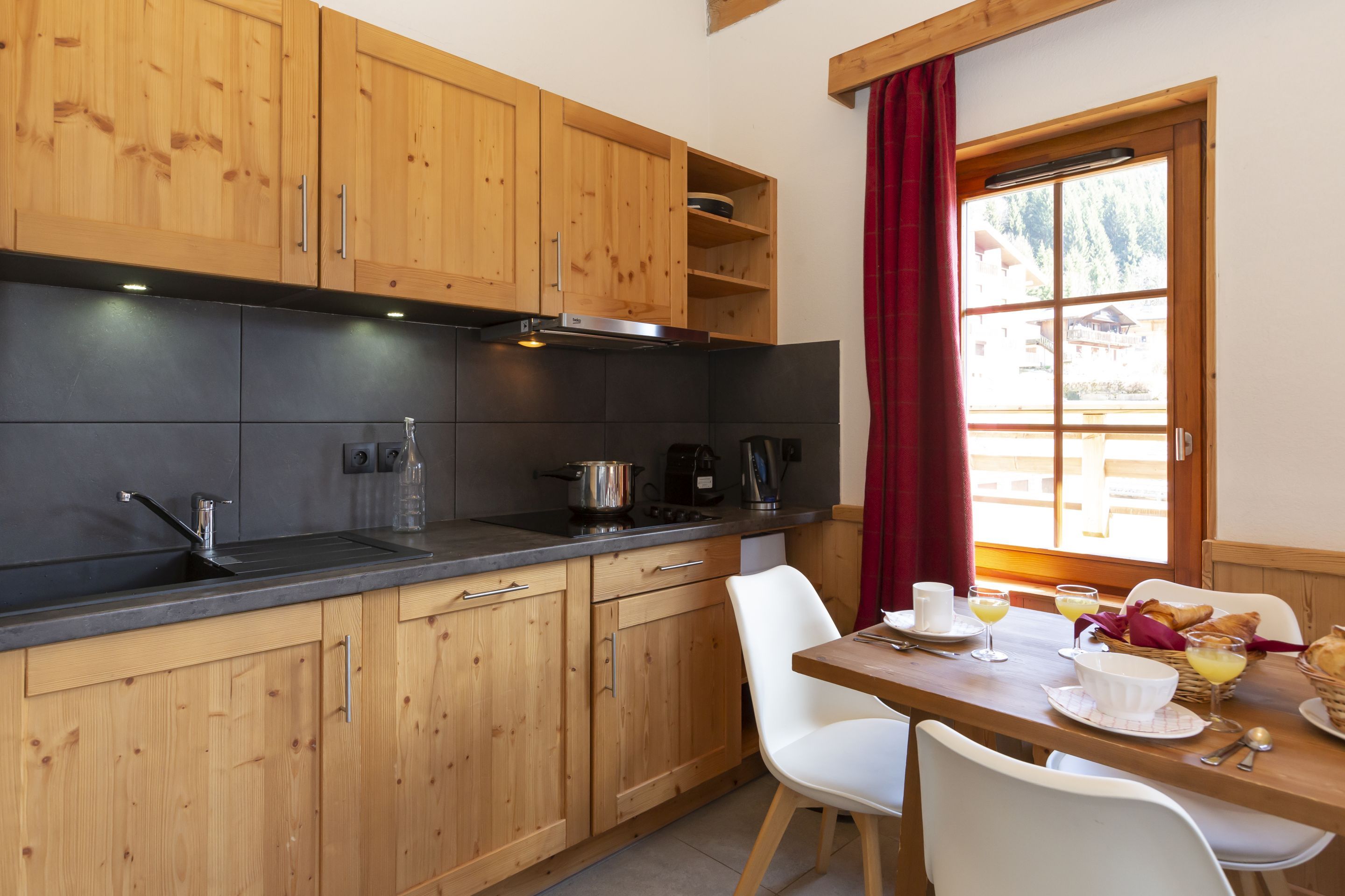 image The fully equipped kitchenette with ceramic hob and dishwasher means no compromise on comfort, even at altitude.