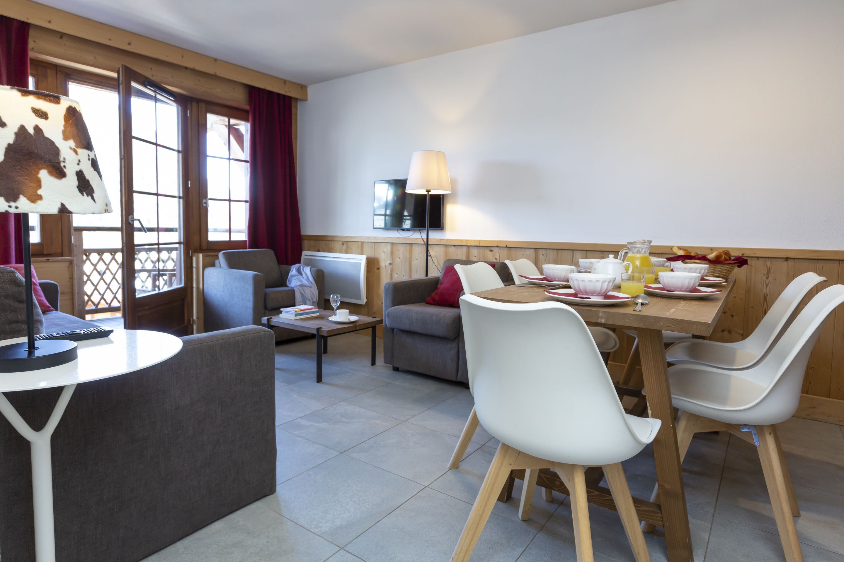 image The dining area seats the whole group around one table — a natural gathering spot after a day across Châtel's 43 pistes.