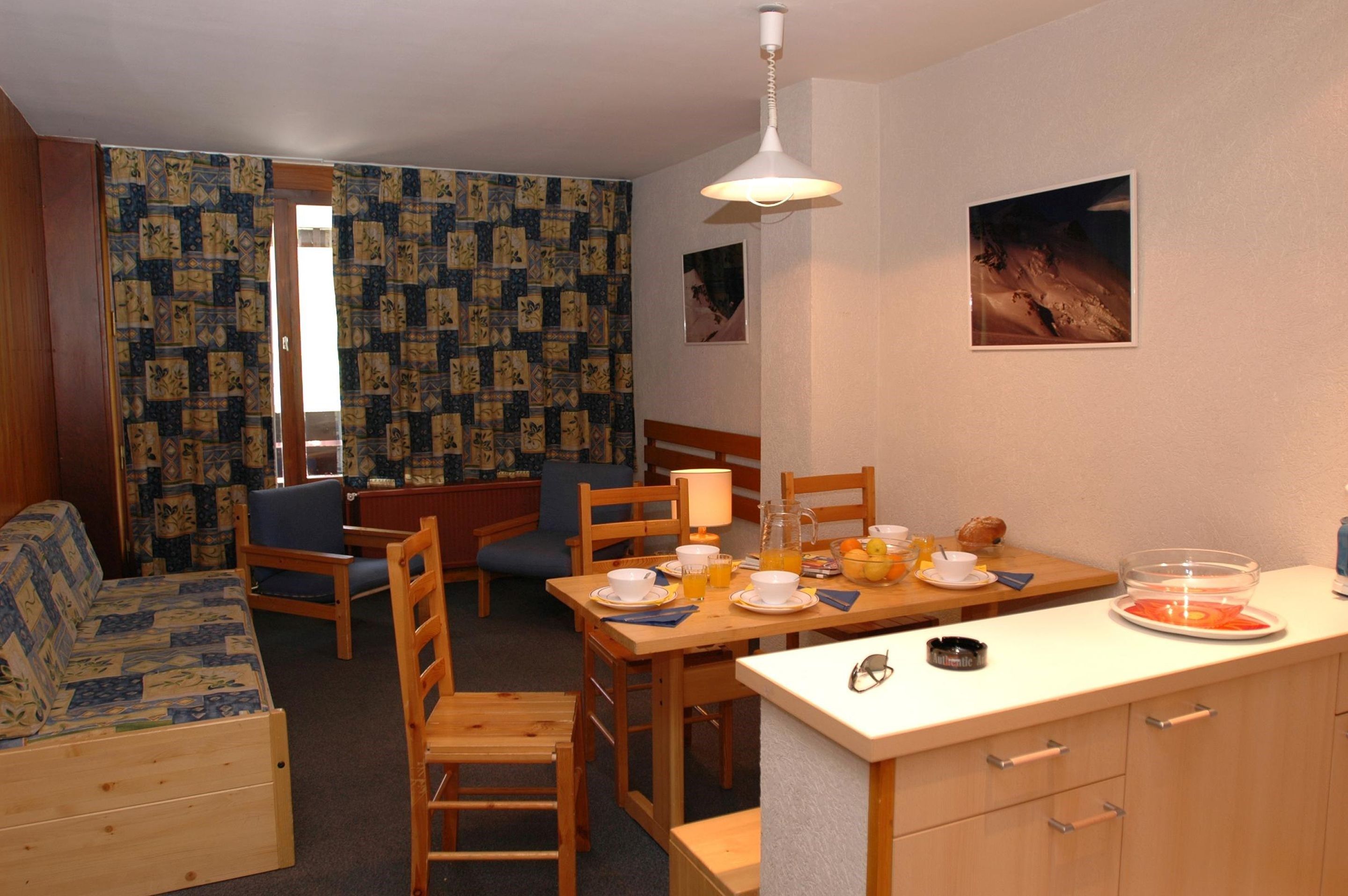 image Prepare meals in the kitchenette and enjoy them at the dining table.