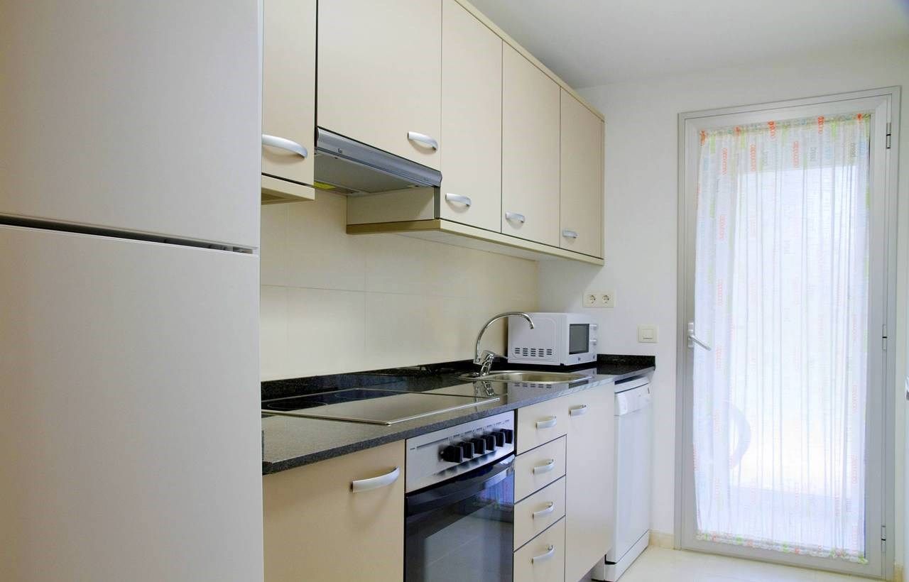 image Prepare meals in the fully equipped kitchen and enjoy them together at the dining table.