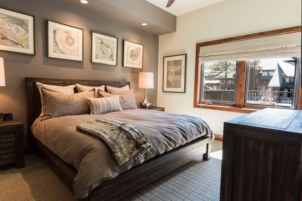 image There are 3 bedrooms with a variety of bedding configurations.
