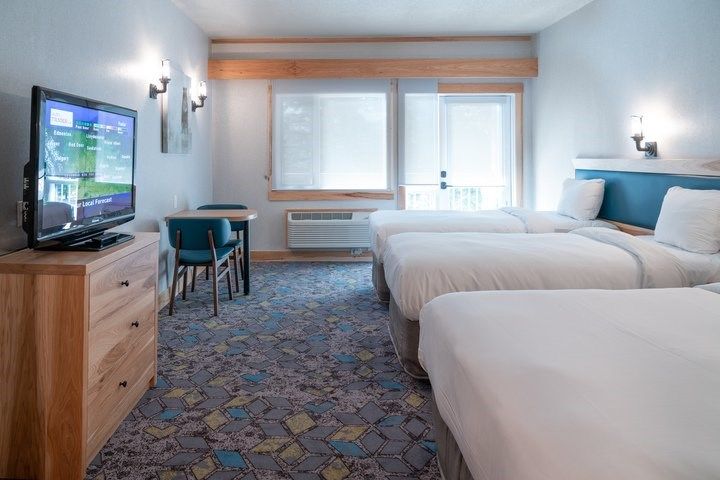 image The living area is bright and cozy, perfect for your mountain vacation.