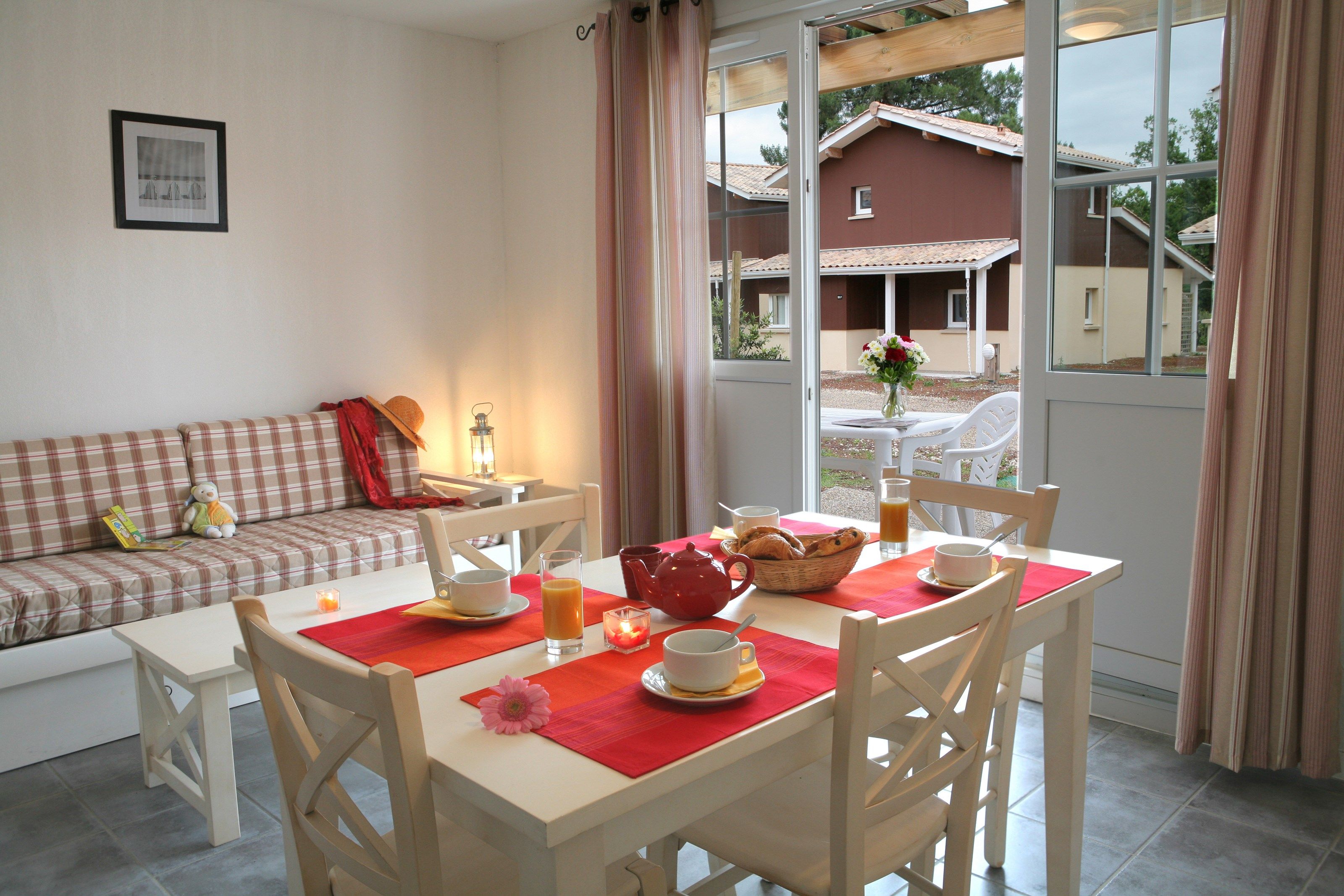 image Come and stay in our charming and colourful 1 bedroom house in Arès!