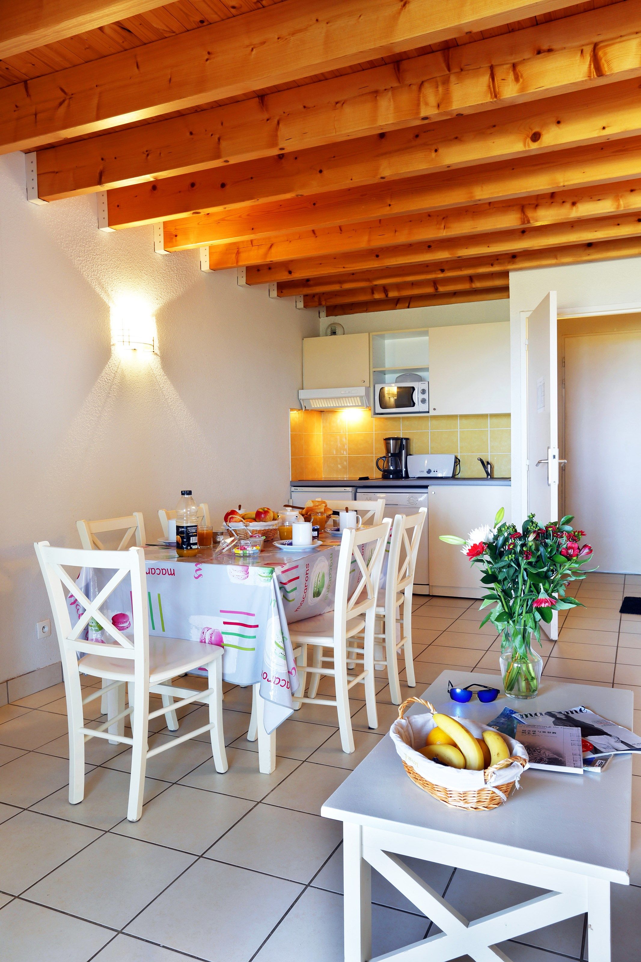 image Prepare meals in the kitchenette and enjoy them at the dining table.
