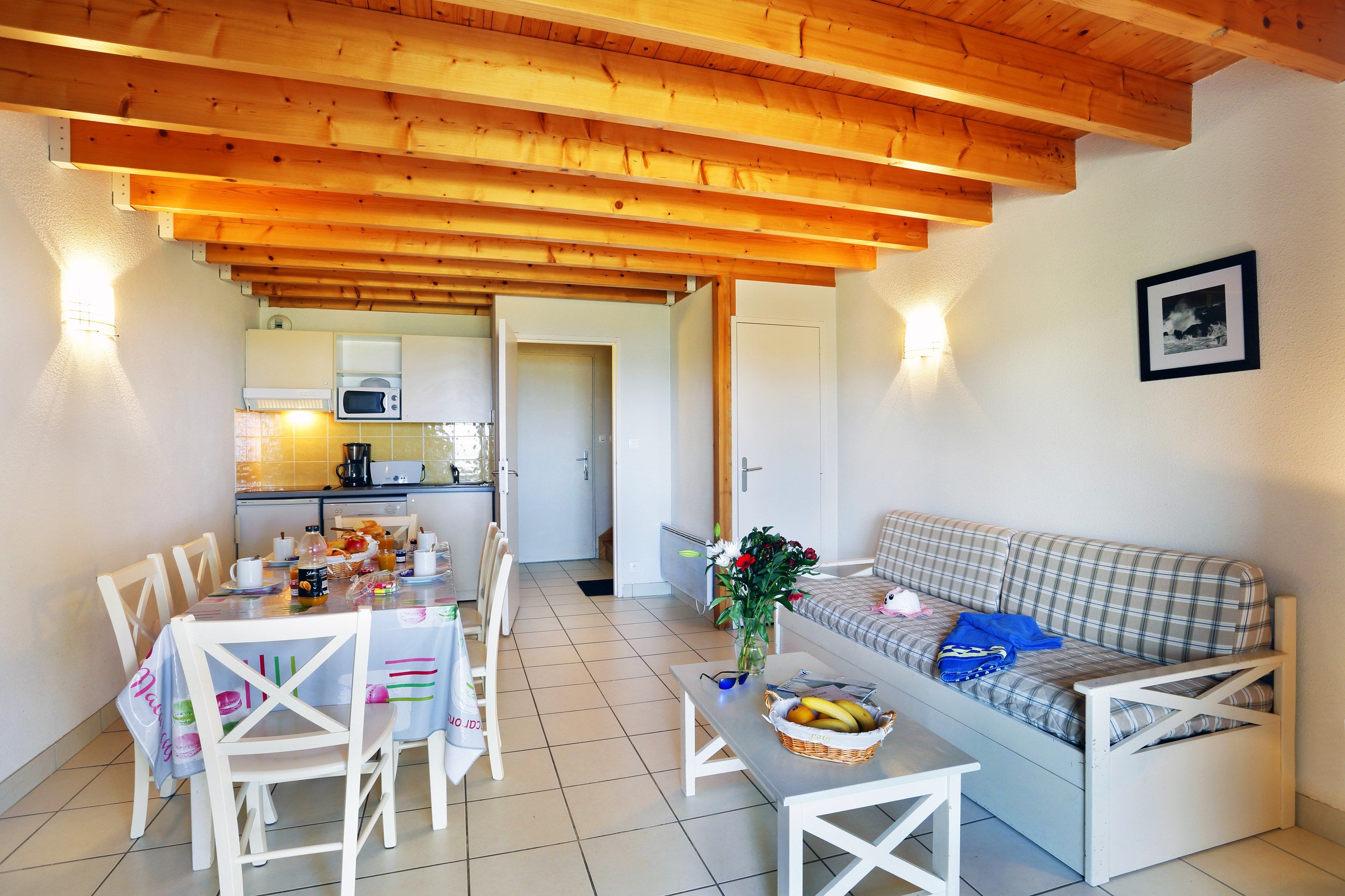 image Sit back on the comfy sofa with a good book, or pay for TV services on-site.