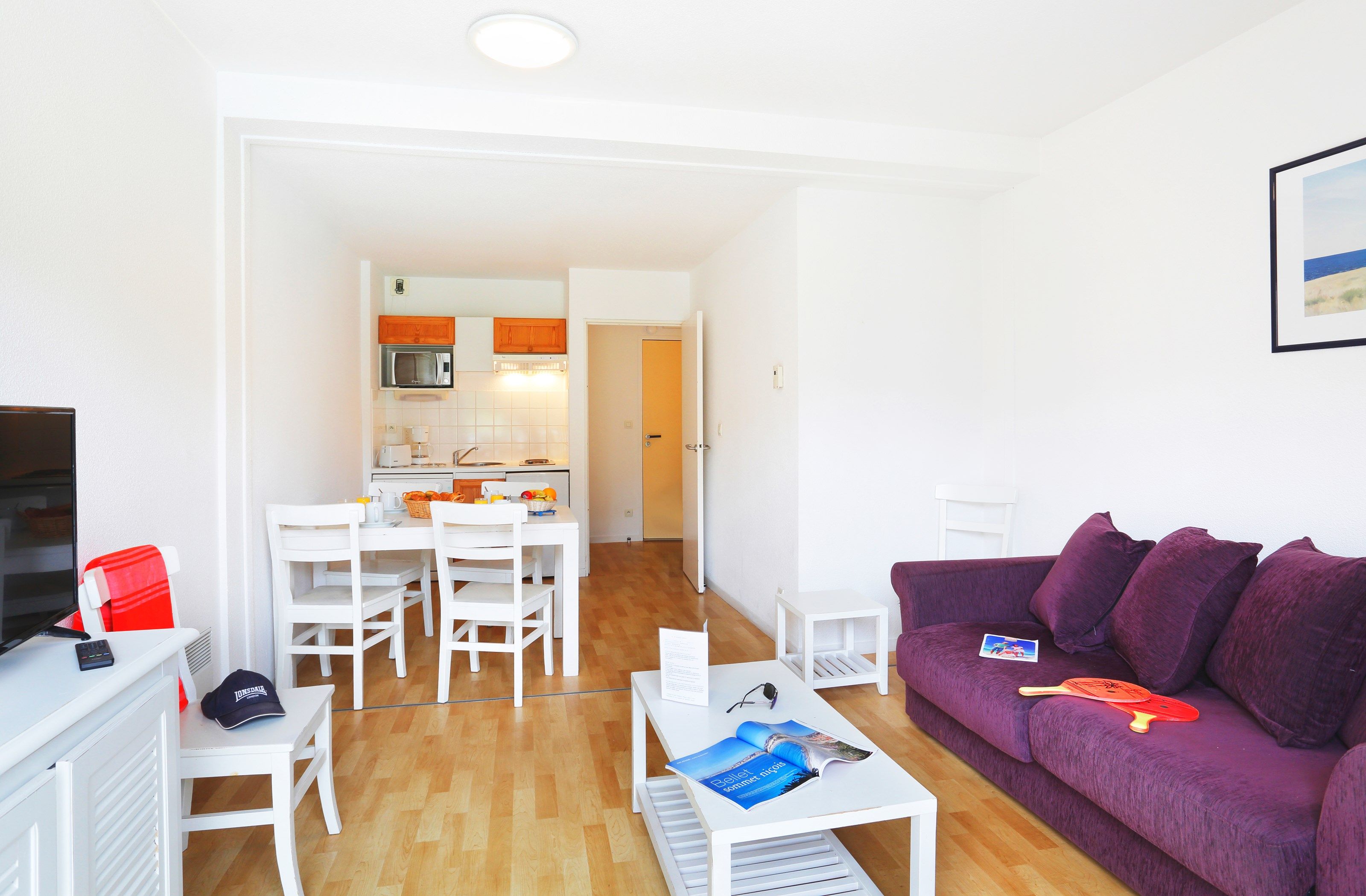 image Prepare meals in the kitchenette and enjoy them at the dining table.