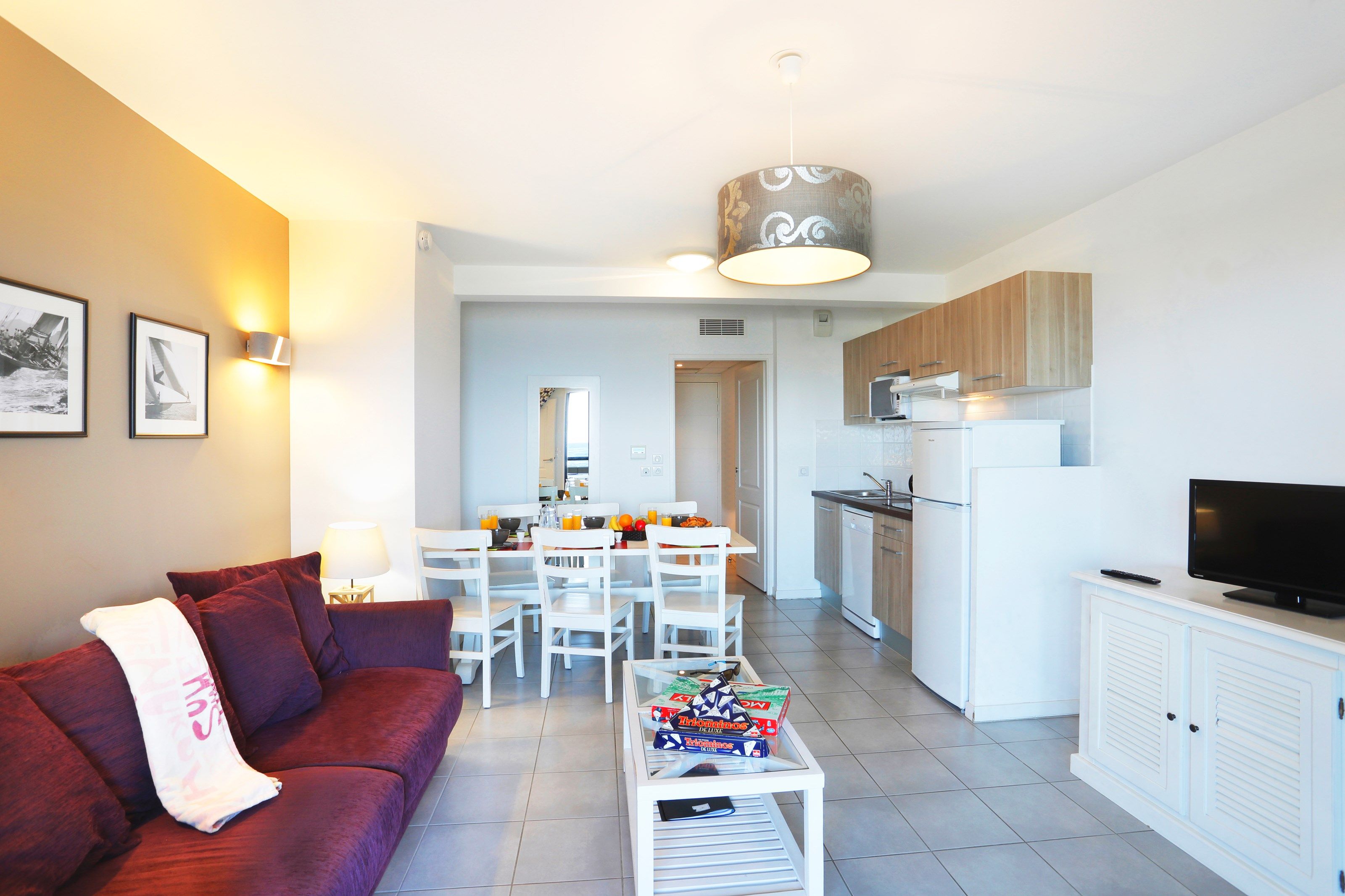 image Prepare meals in the kitchenette and enjoy them at the dining table.