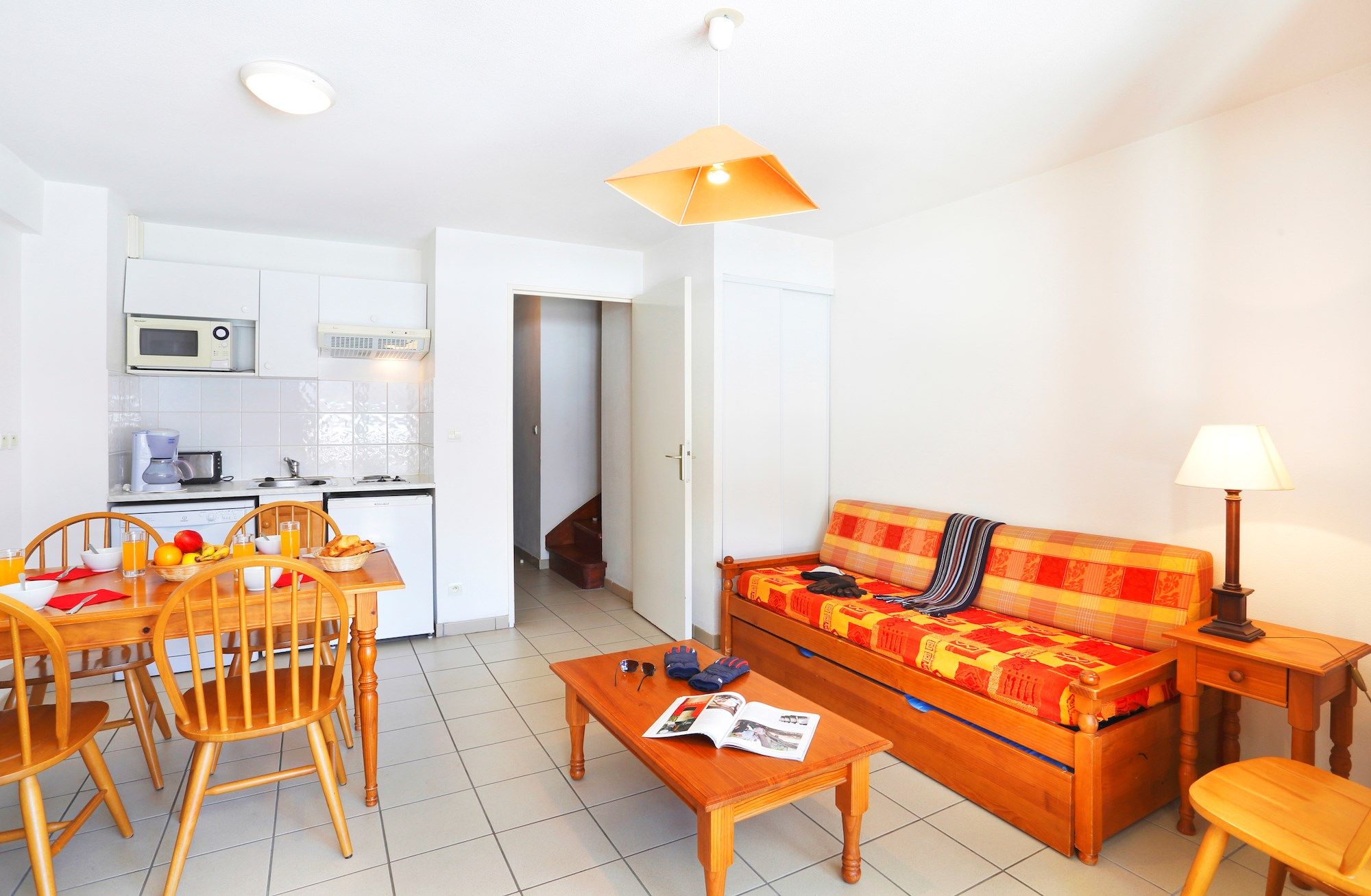 image Prepare meals in the kitchenette and enjoy them at the dining table.
