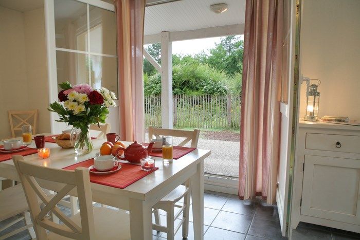 image Come and stay in our charming and colourful 3 bedroom house in Arès!