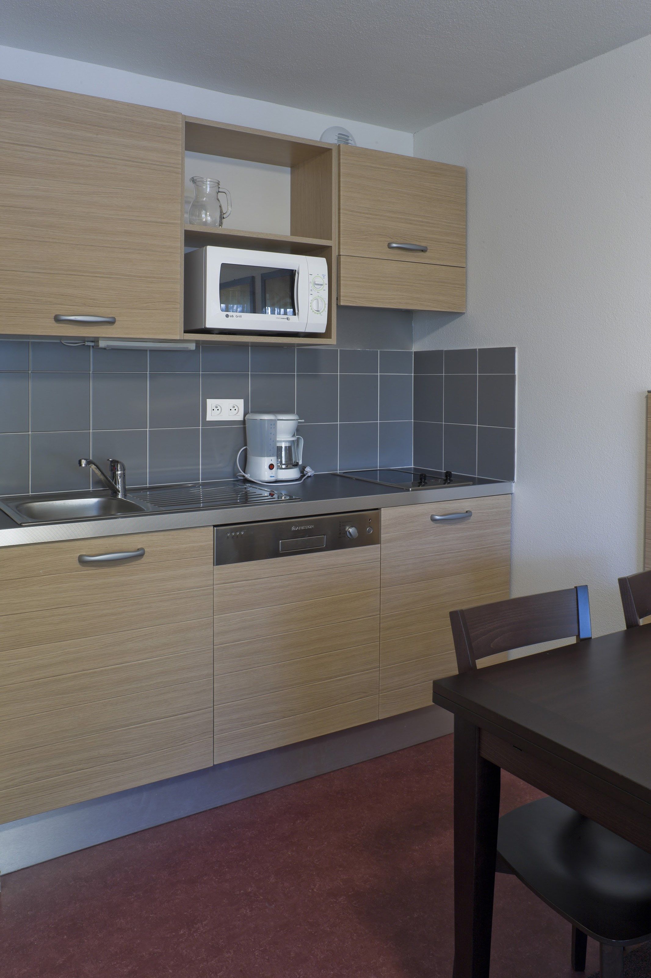 image Prepare meals in the kitchenette and enjoy them at the dining table.