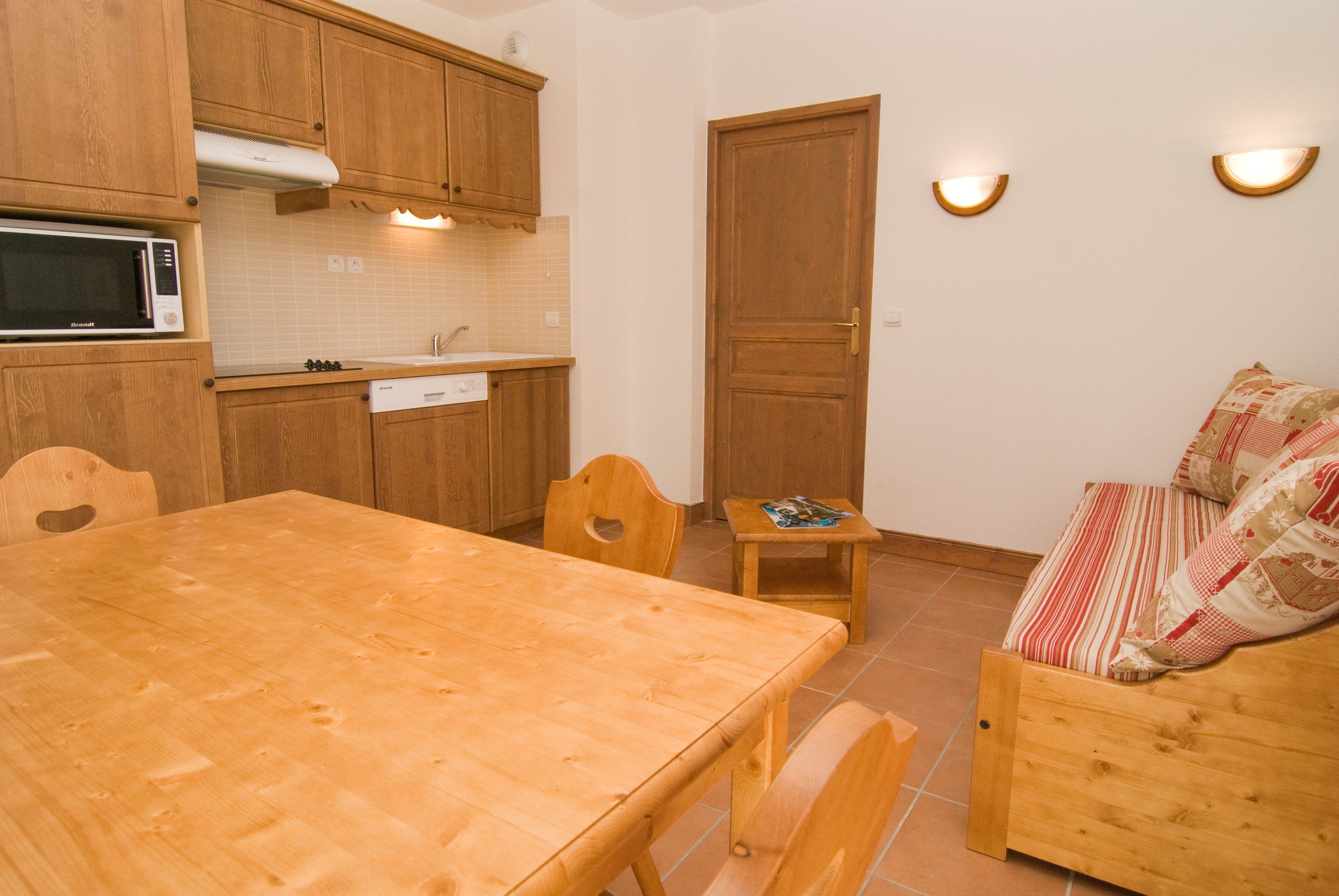 image Prepare meals in the kitchenette and enjoy them at the dining table.