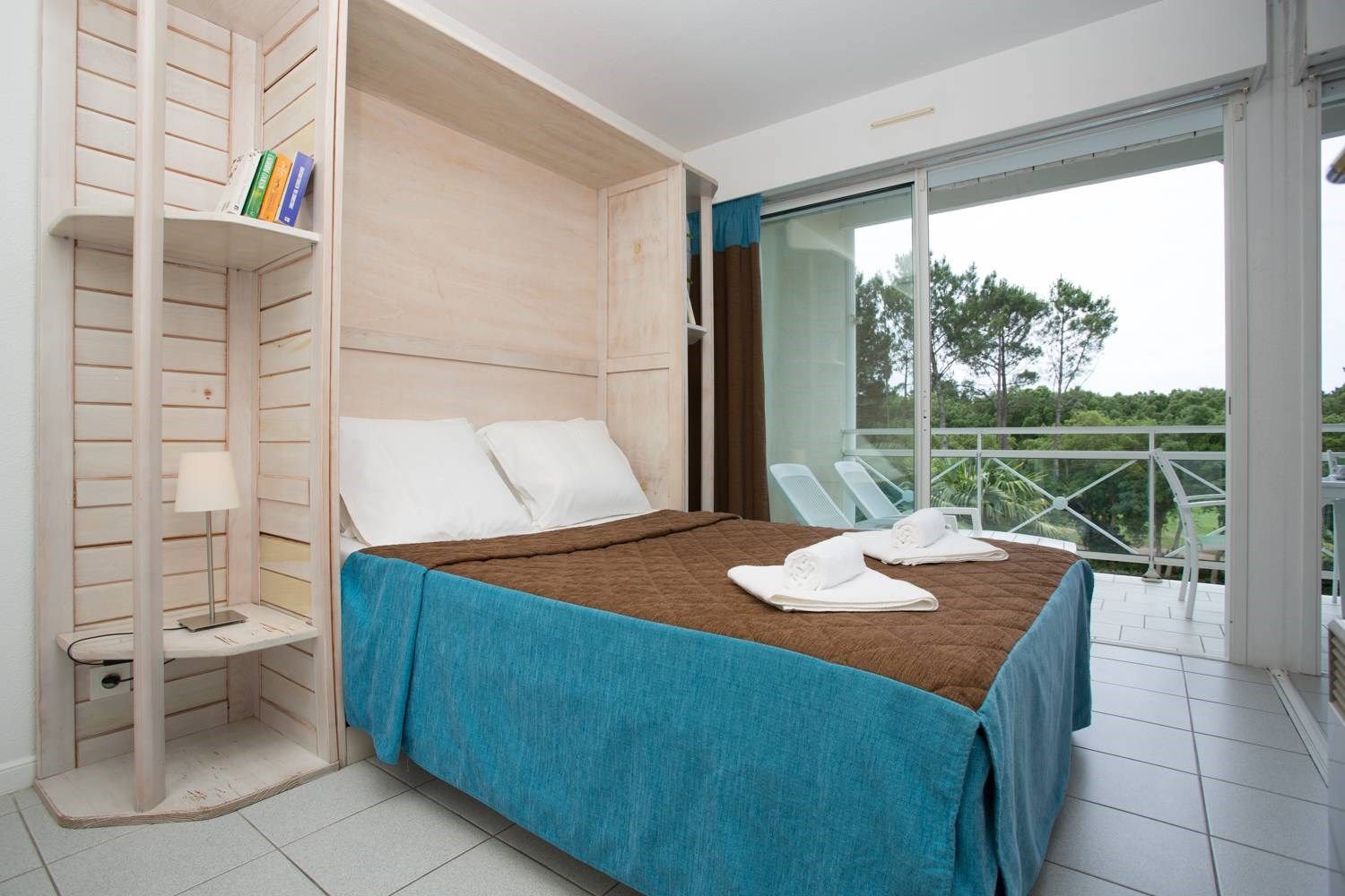 image Drift to sleep in the Double bed in the bedroom.