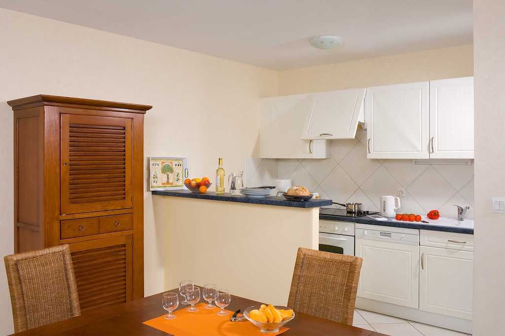 image Prepare meals in the kitchenette and enjoy them at the dining table.