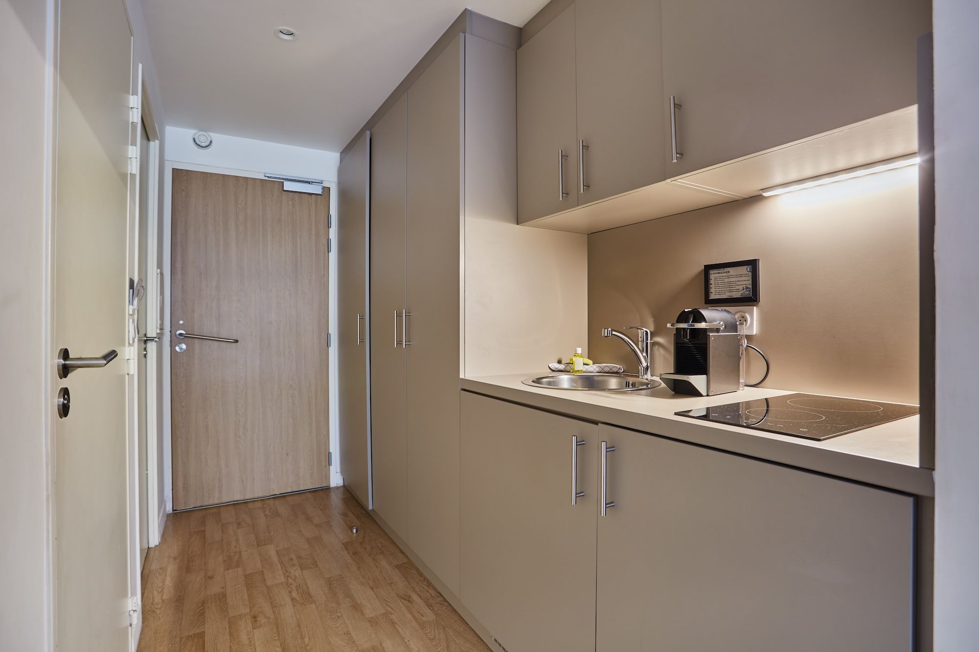 image Compact kitchenette with modern appliances, ideal for simple meals during your stay.