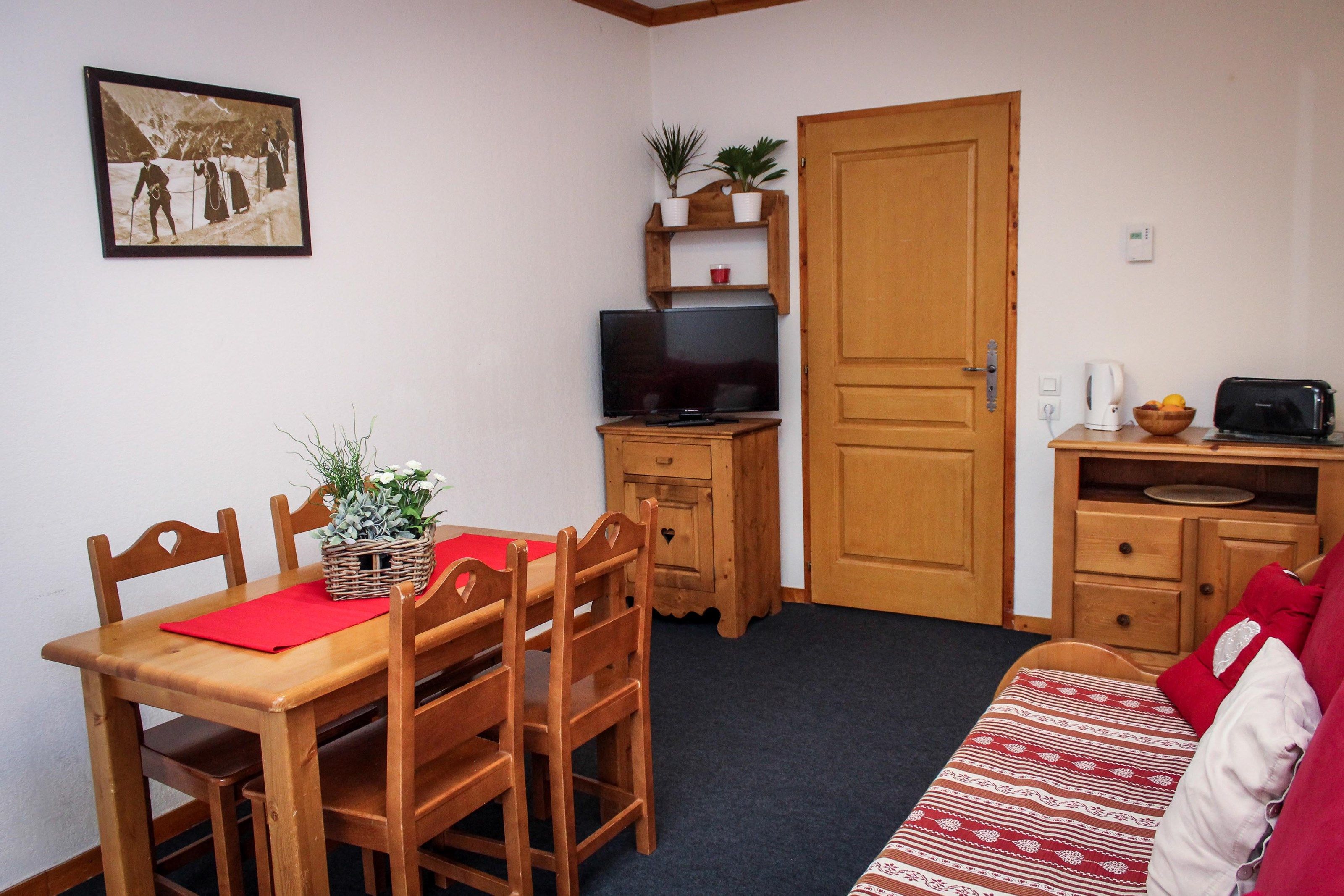 image Settle into the dining area and enjoy a nice meal.