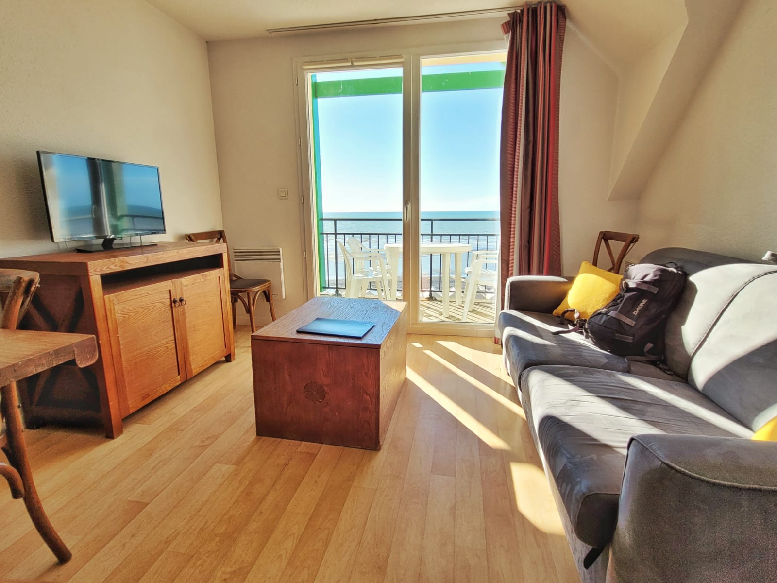 image Find peace and relaxation with your close friends and family in this lovely living room with sea view!