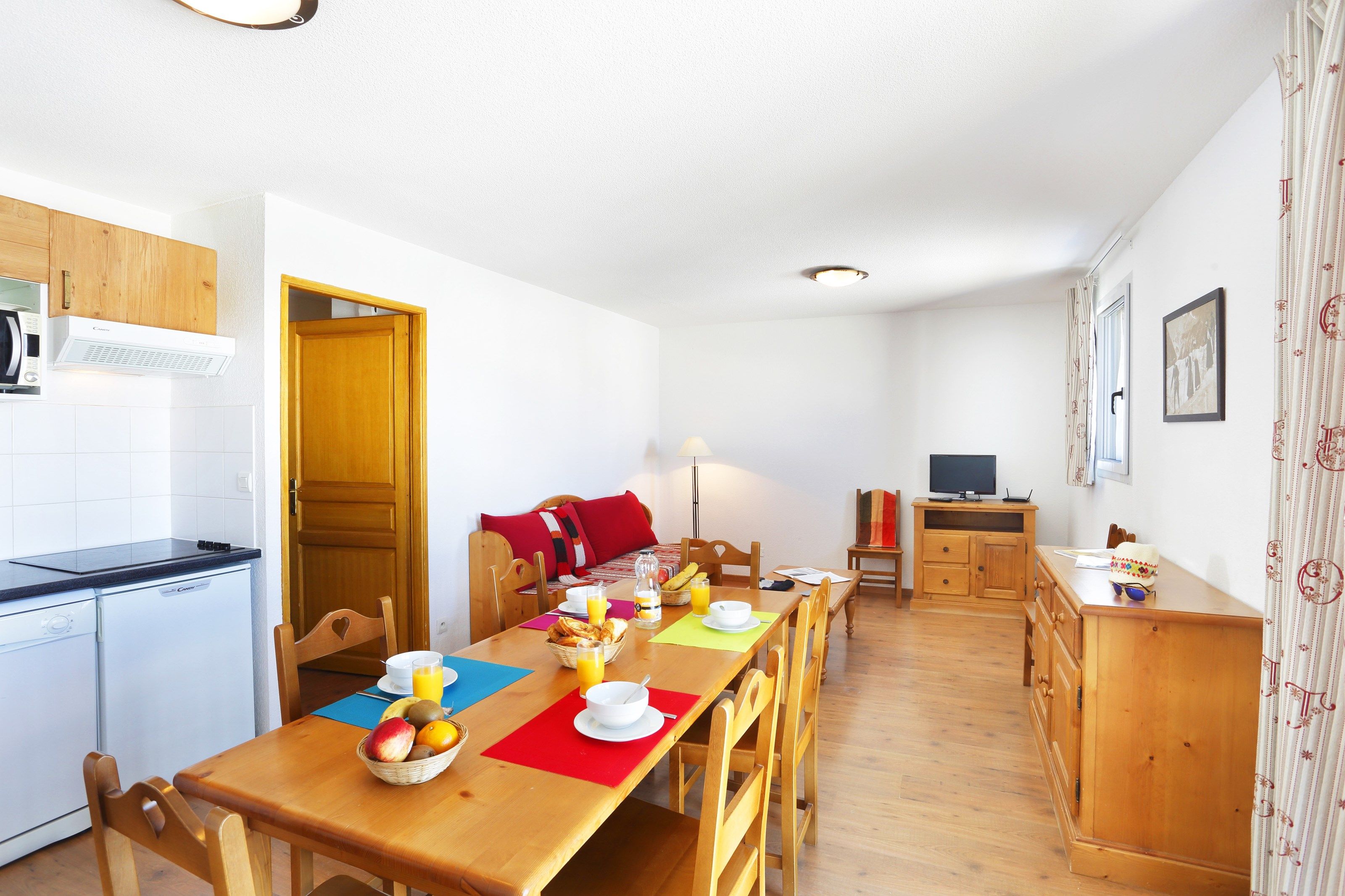 image Prepare meals in the kitchenette and enjoy them at the dining table.