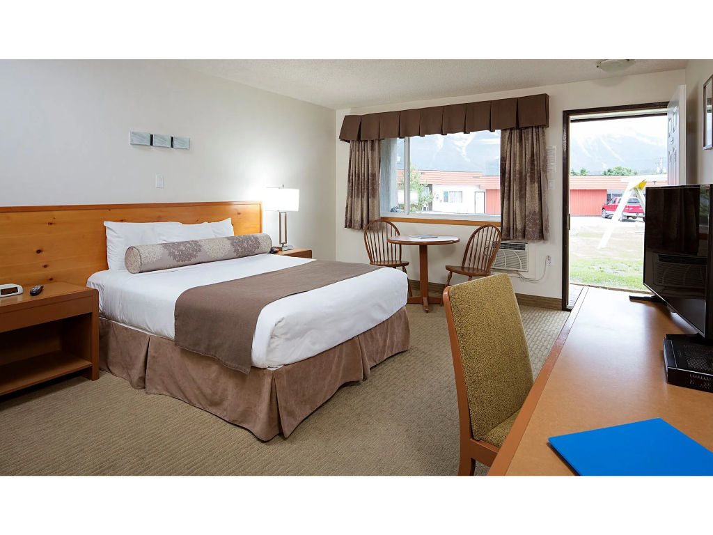 image Welcome to our cozy Canmore room with a luxurious Queen bed!