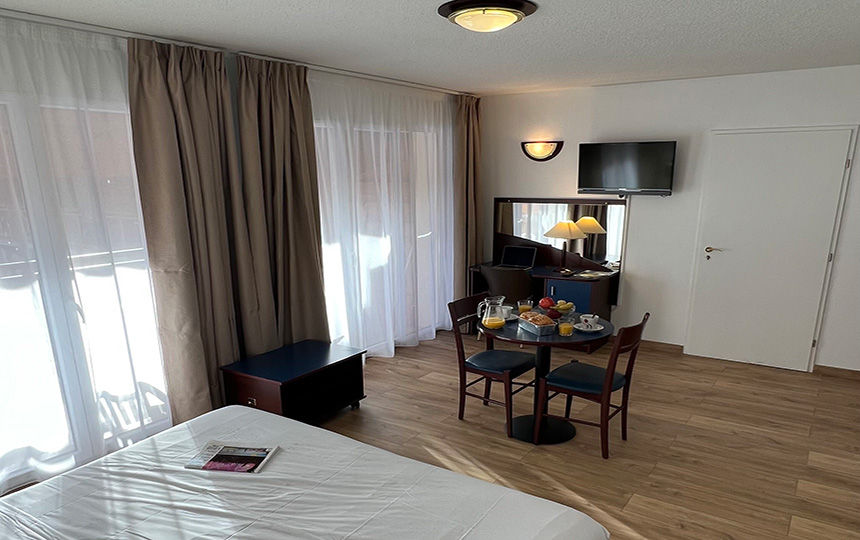image Daylight from large windows fills the main room, where the bed, dining table and TV share one space close to the pistes.