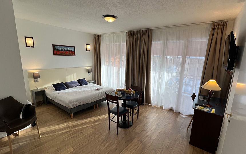 image Lamps beside the bed and a painting on the wall give the studio a homely feel after the pistes.