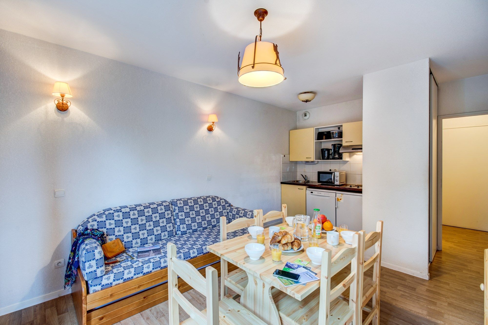 image Prepare meals in the kitchenette and enjoy them at the dining table.