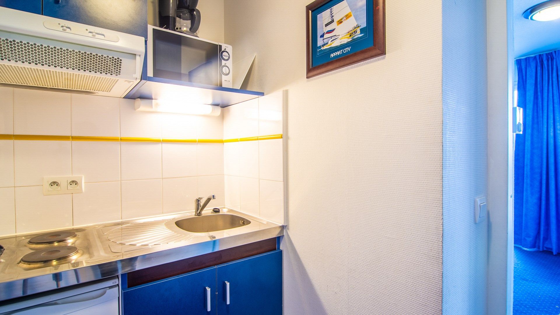 image Prepare a small meal in your kitchenette.