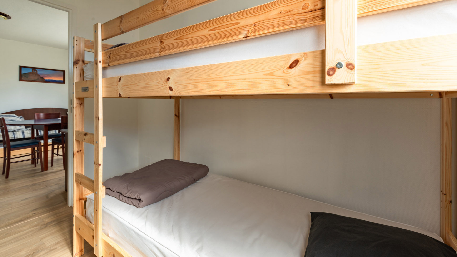 image Well-designed room with comfortable bunk beds, perfect for families or groups looking for a convenient and restful stay.