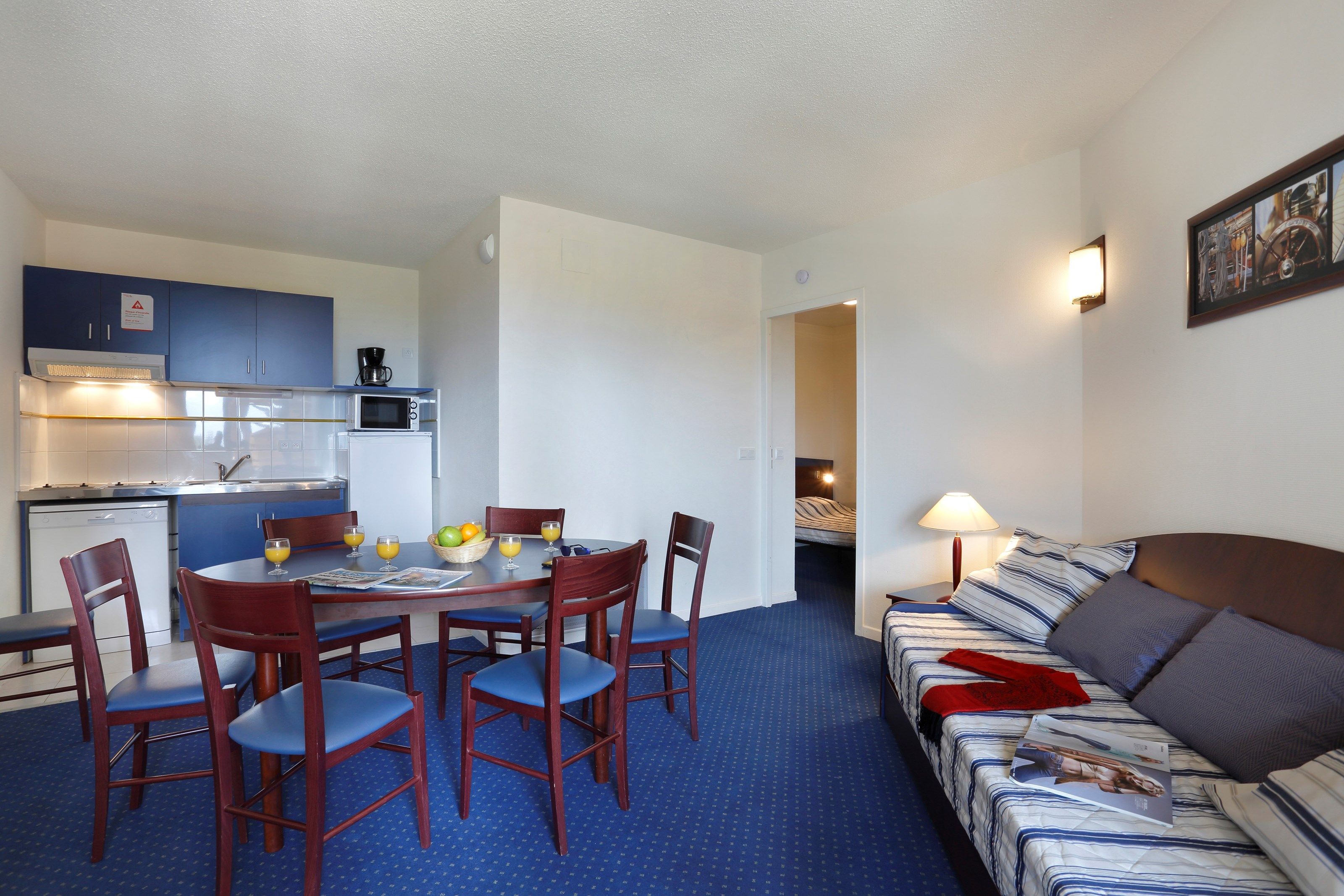 image Prepare meals in the kitchenette and enjoy them at the dining table.