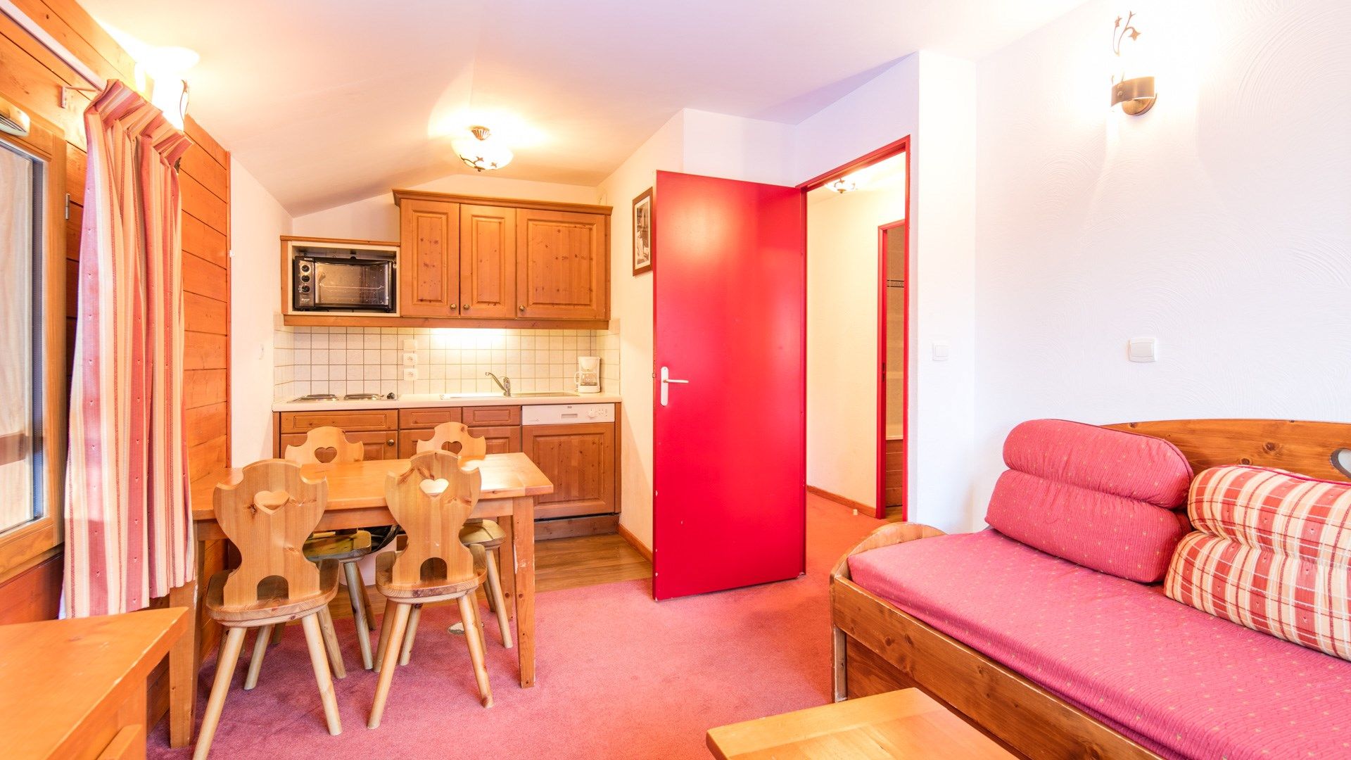 image Prepare meals in the kitchenette and enjoy them at the dining table.