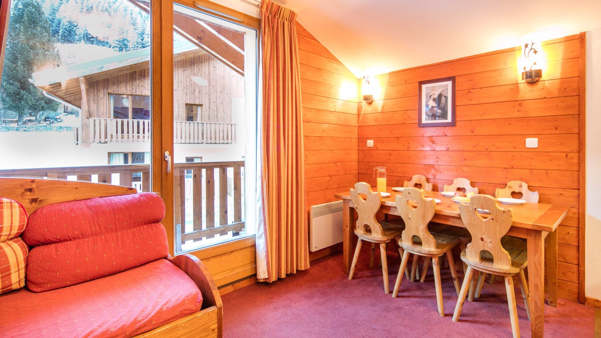 image Sit back and relax in the cozy and bright living area after a day on the pistes.