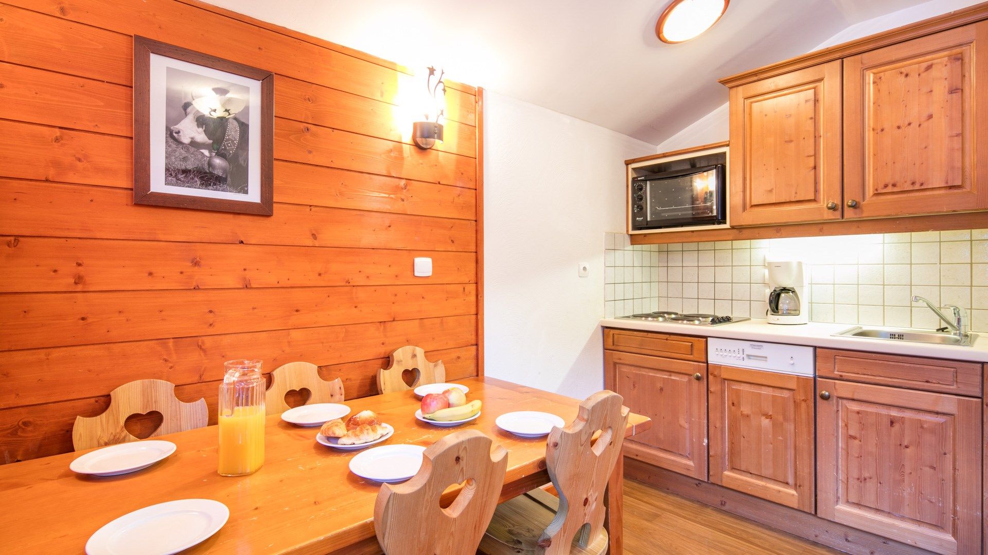 image Prepare meals in the kitchenette and enjoy them at the dining table.