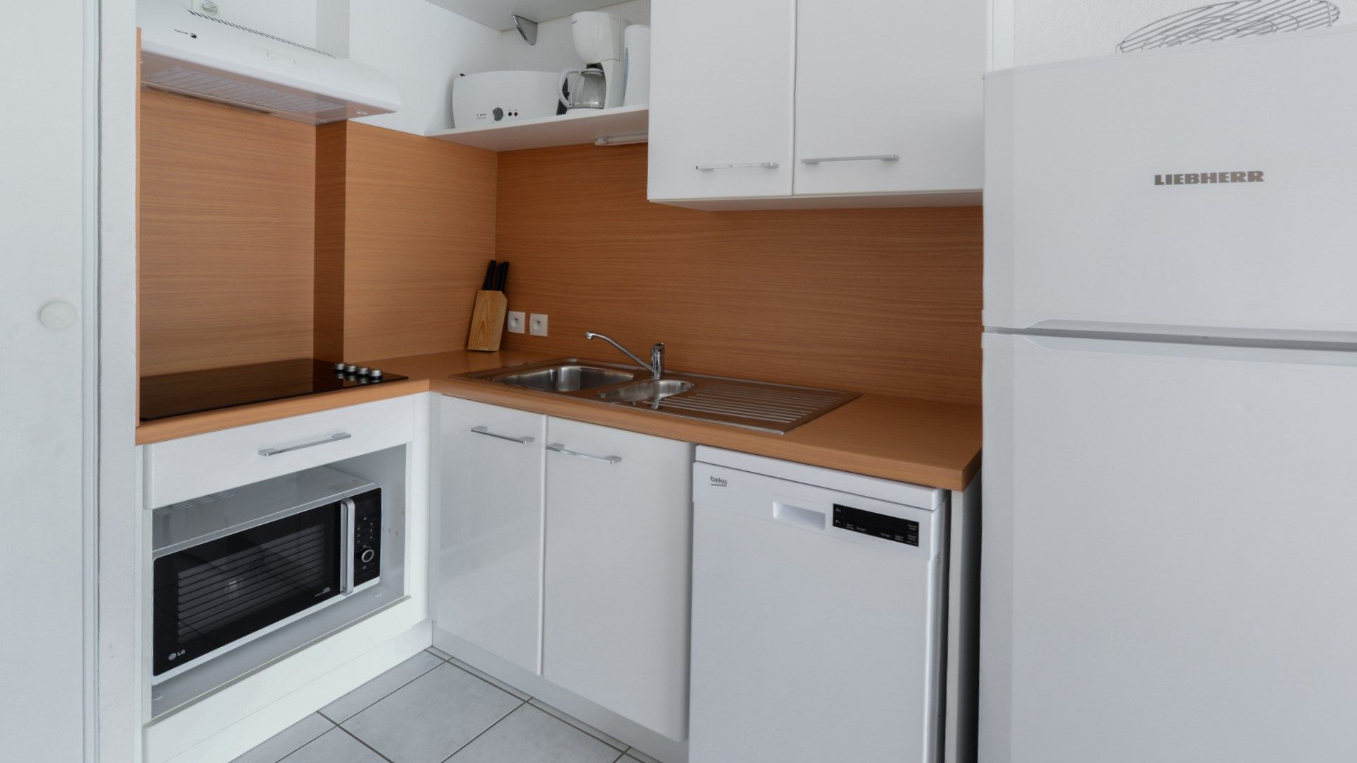 image Prepare meals in the kitchenette and enjoy them at the dining table.
