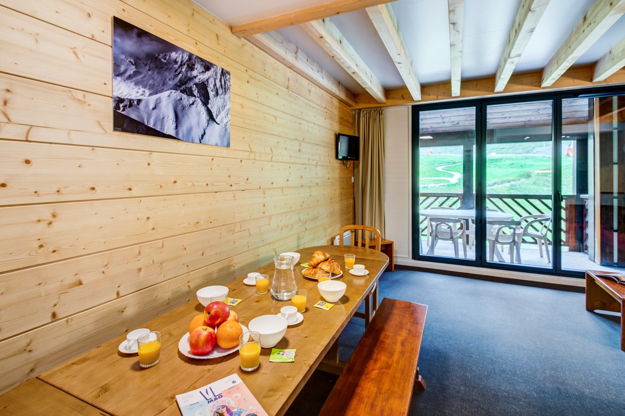 image Welcome to your cozy and rustic apartment by the pistes!