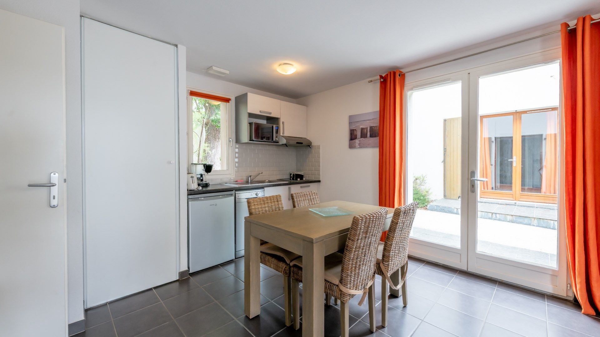 image Prepare meals in the kitchenette and enjoy them at the dining table.