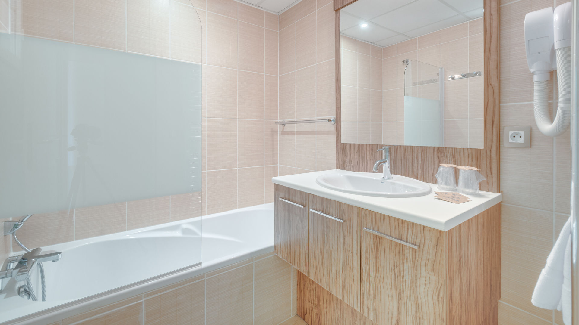 image Unwind in this calming bathroom sanctuary—ideal after sun-soaked days by the pool or family fun on the pétanque pitch.