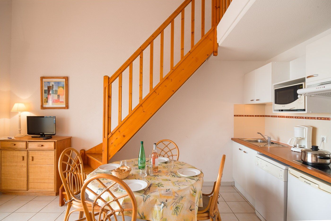 image Prepare meals in the kitchenette and enjoy them at the dining table.