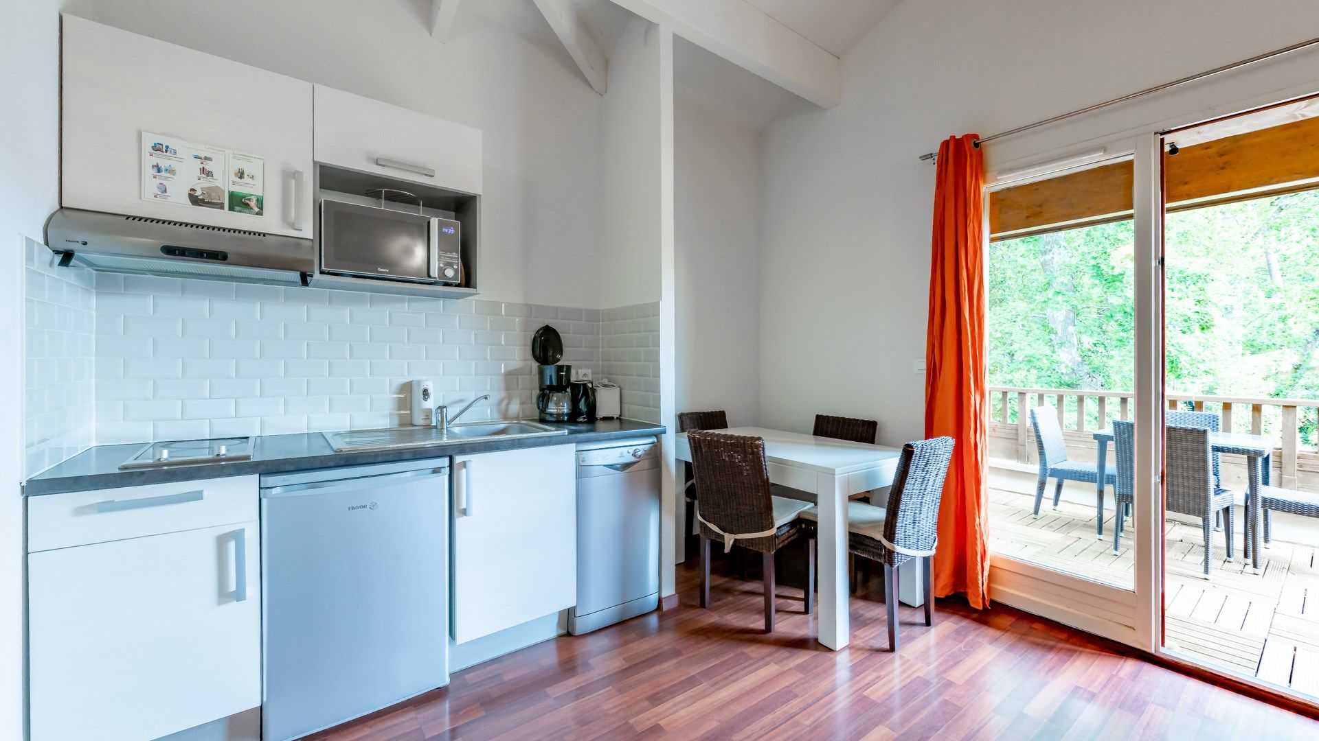 image Prepare meals in the kitchenette and enjoy them at the dining table.