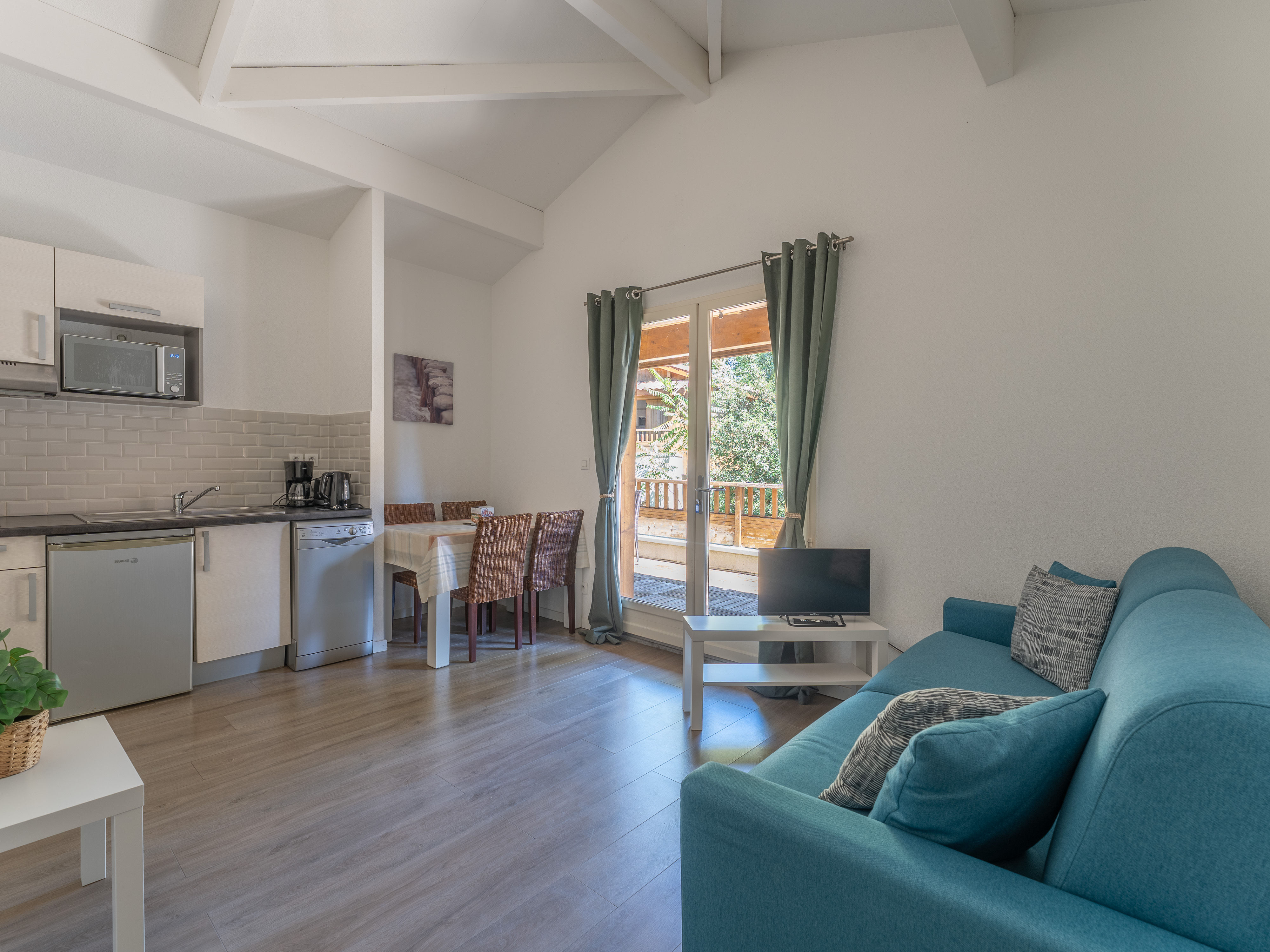 image The light-filled living space with sofa bed, comfortably accommodating up to four guests with easy access to the terrace and the pine forest beyond.