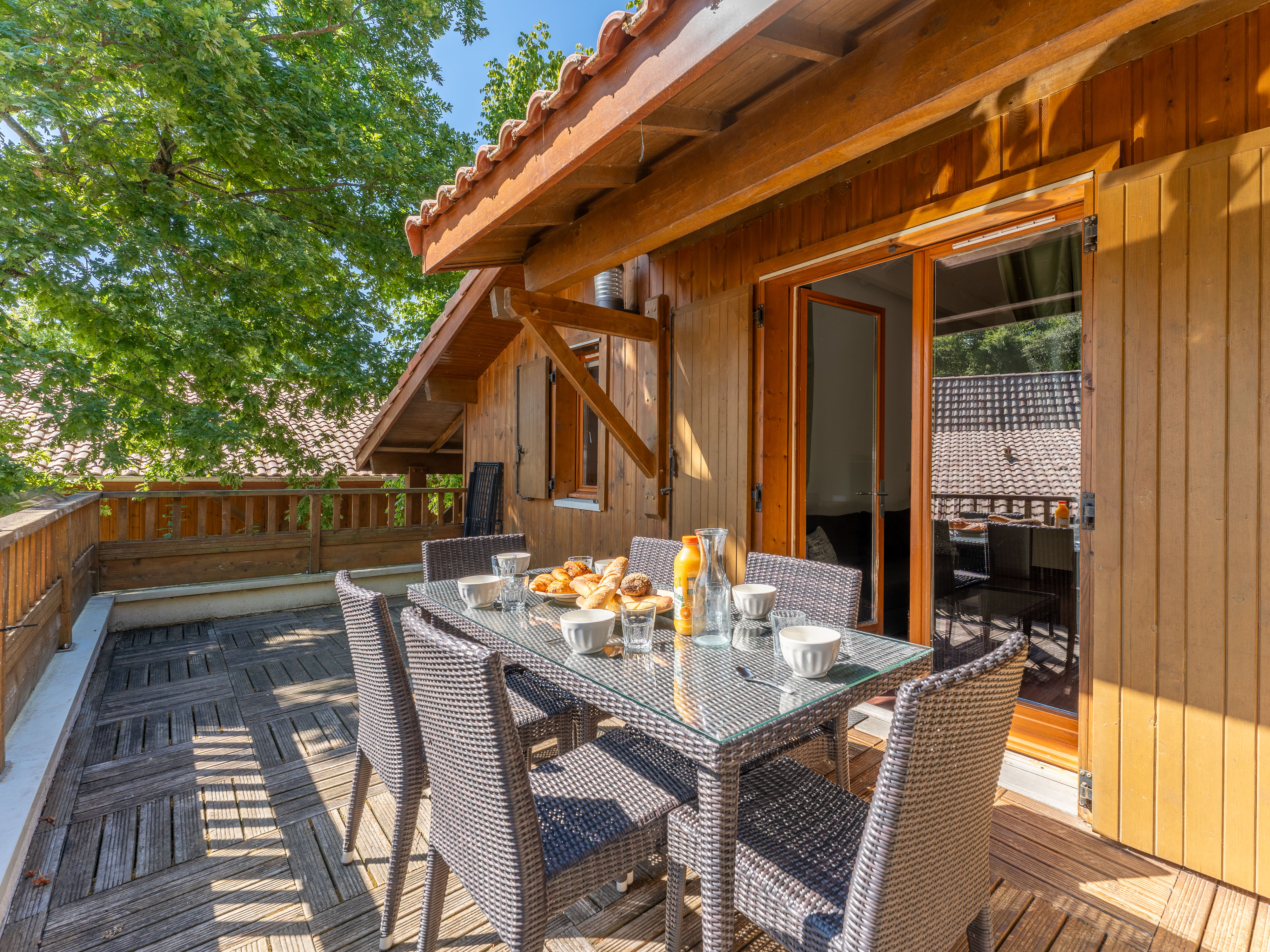 image The expansive elevated terrace with dining for six — a stunning outdoor living space above the pine canopy, perfect for long summer evenings in Lacanau.