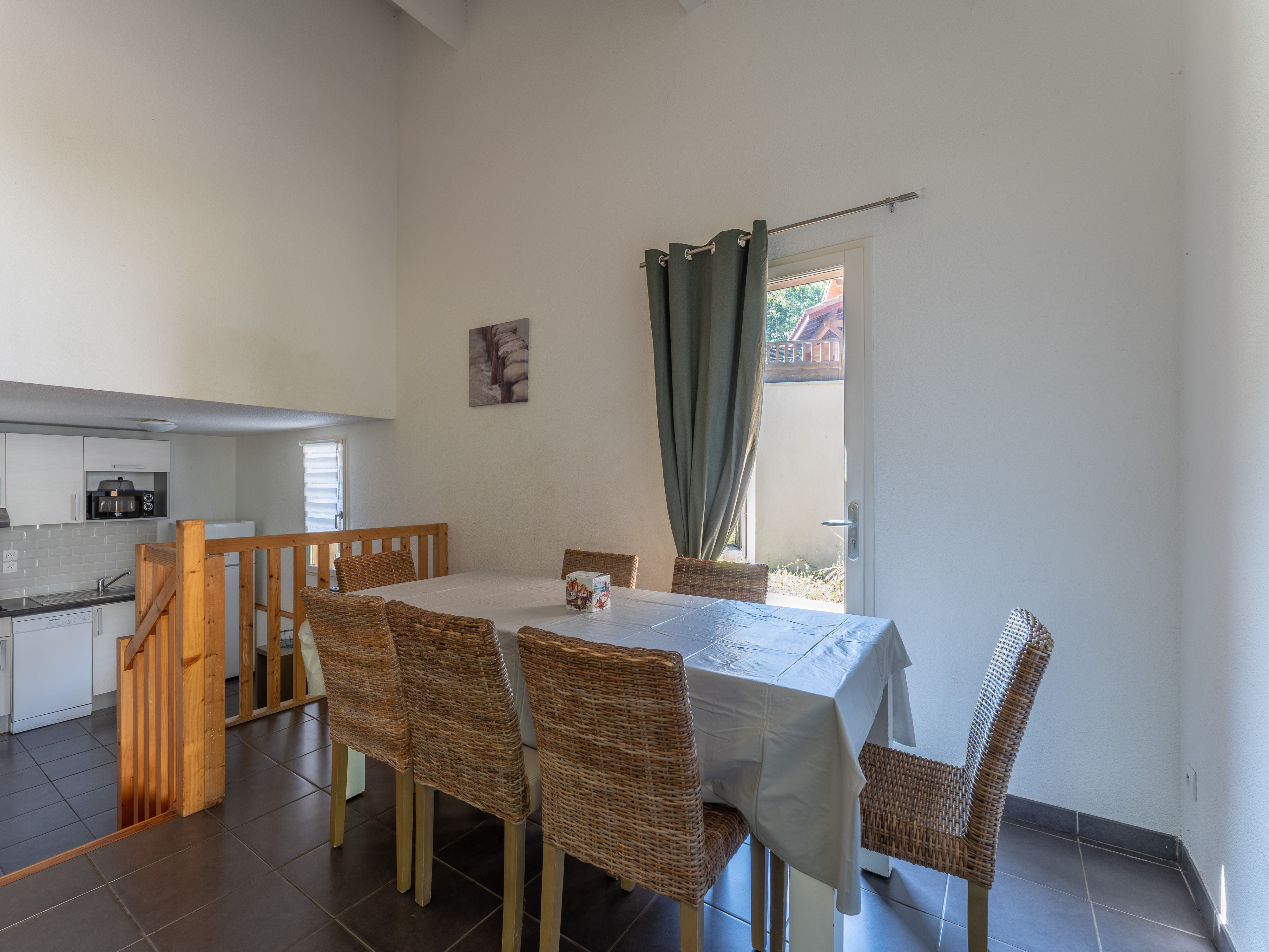 image The dining area with seating for the whole group — a natural gathering spot for shared meals after a day of water sports on the lake or forest walks through the Lacanau pines.