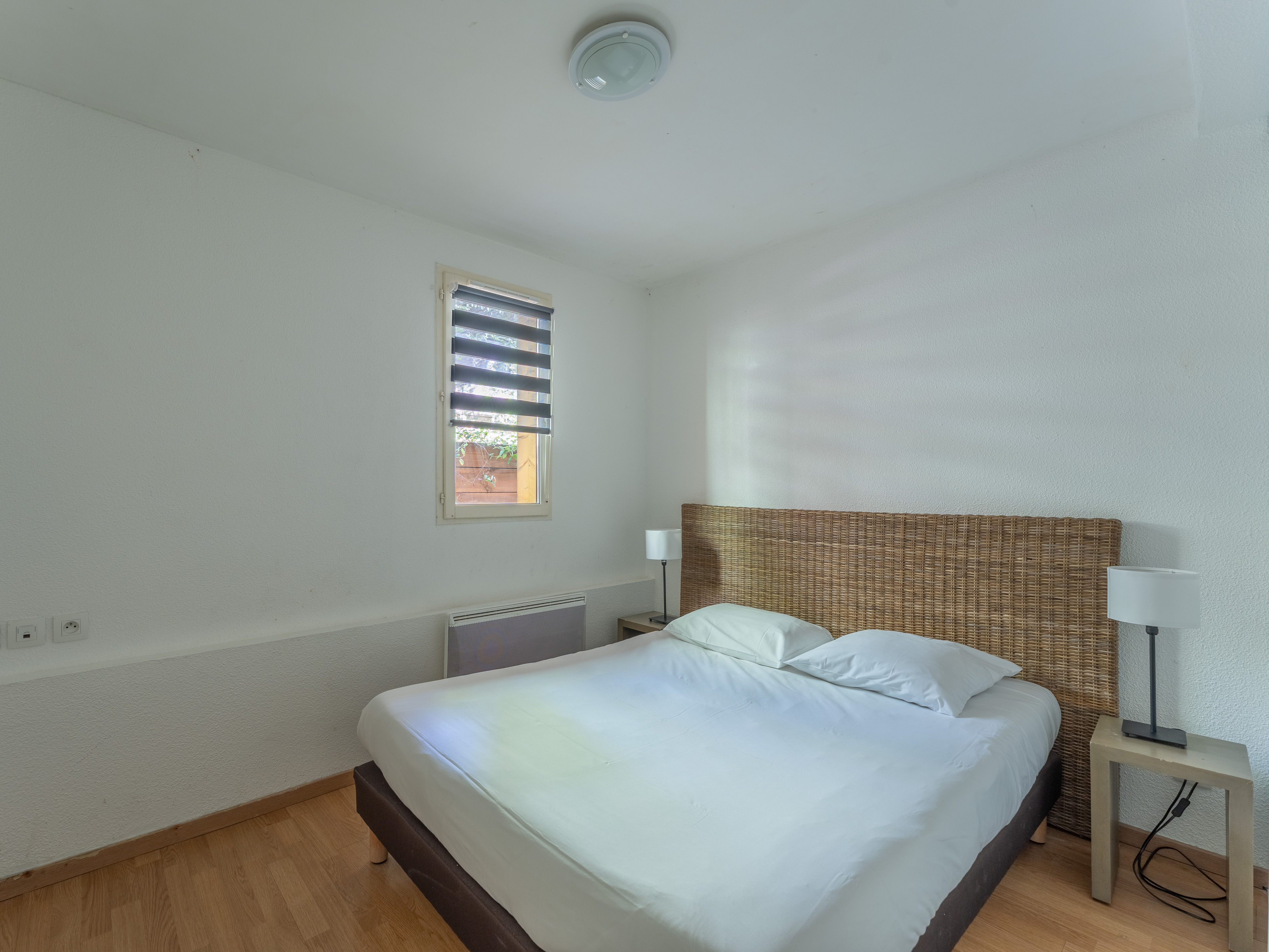 image One of the two double bedrooms, restful and quietly tucked away — a peaceful retreat after sun-filled days at Moutchic Beach, just 450 metres from the residence.