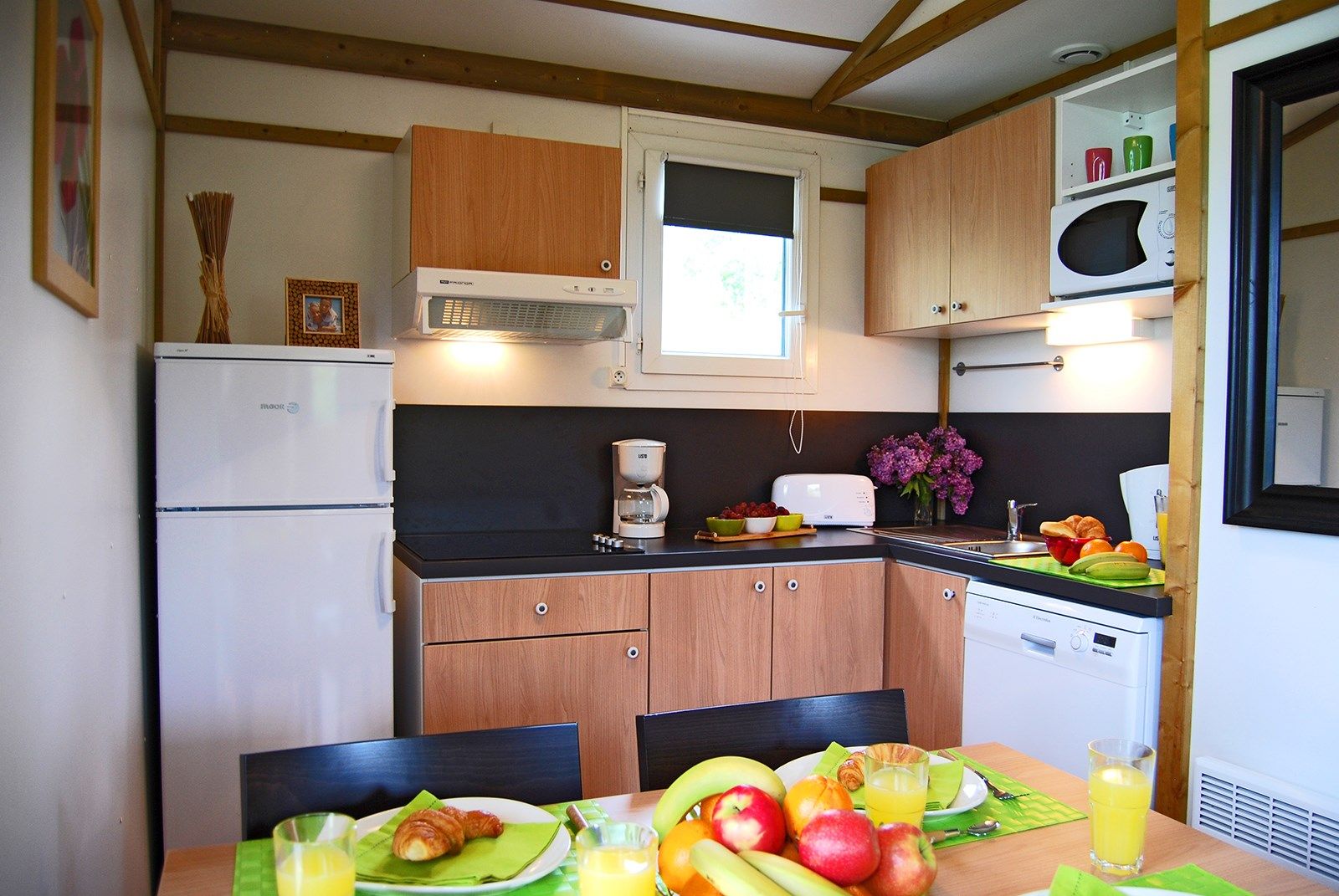 image Prepare meals in the kitchenette and enjoy them at the dining table.