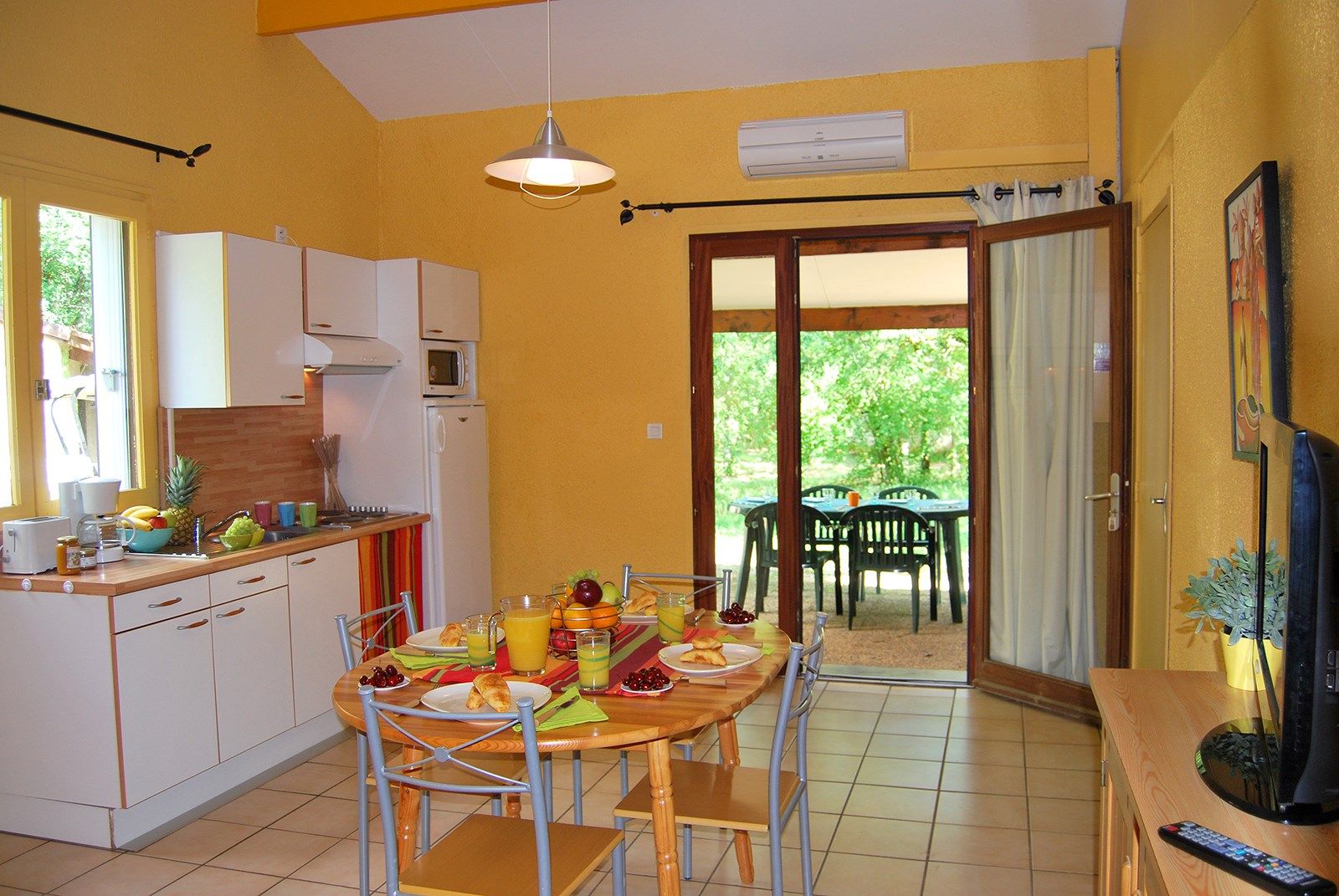 image Prepare meals in the kitchenette and enjoy them at the dining table.