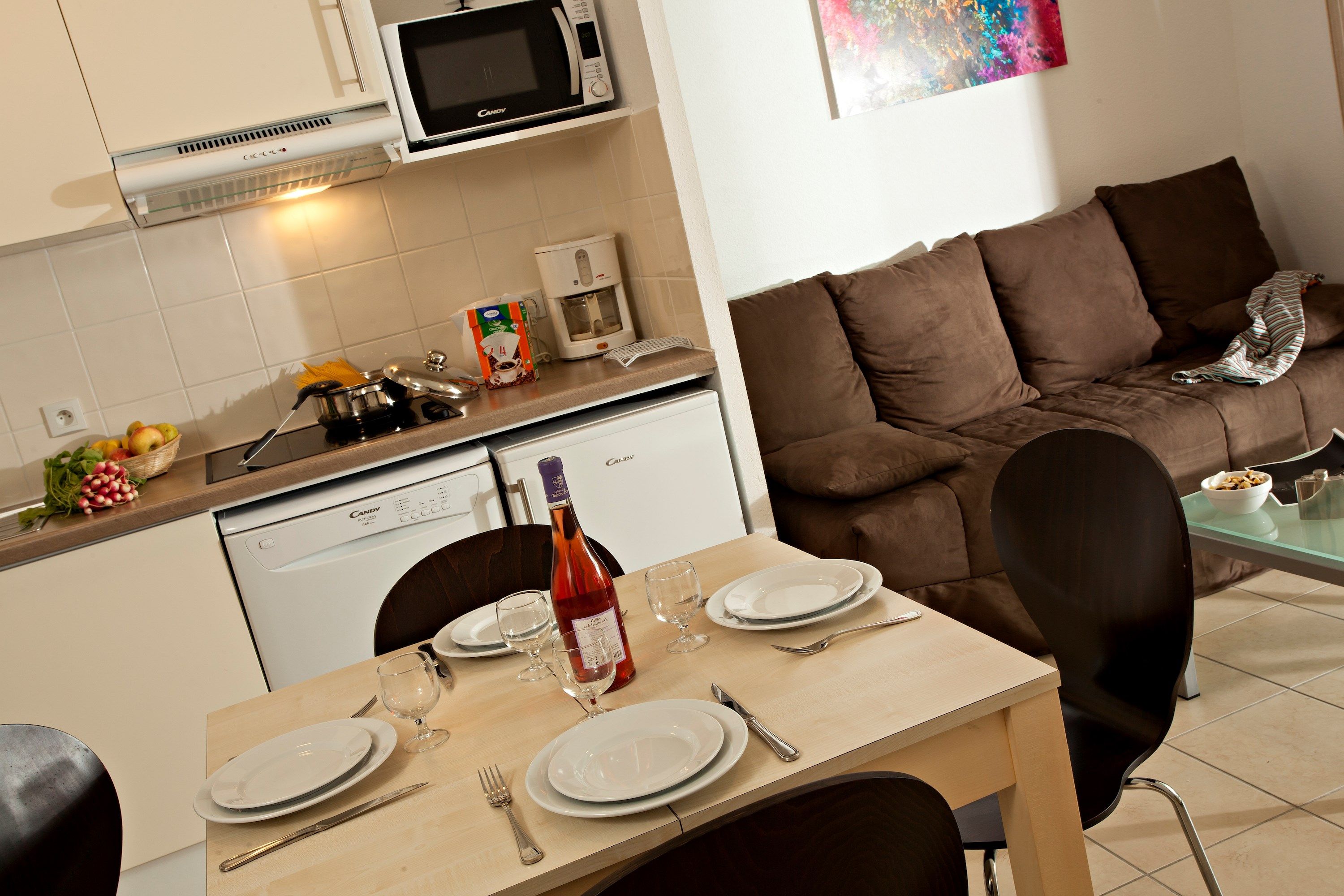 image Prepare meals in the kitchenette and enjoy them at the dining table.