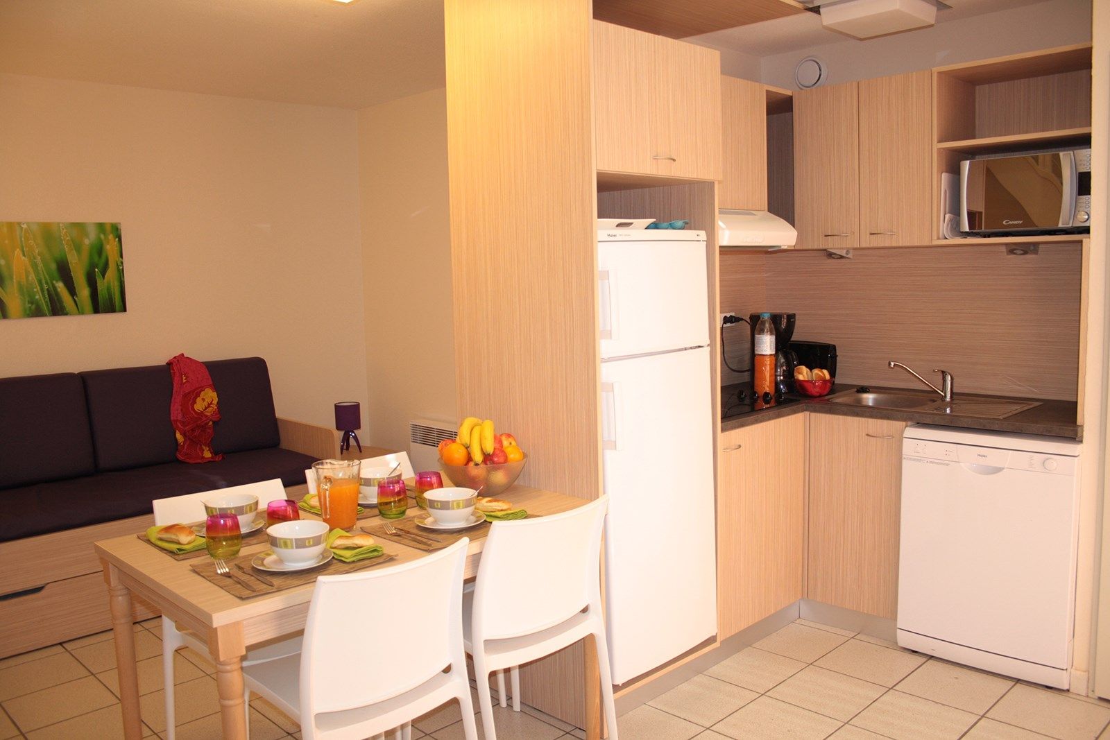 image Prepare meals in the kitchenette and enjoy them at the dining table.