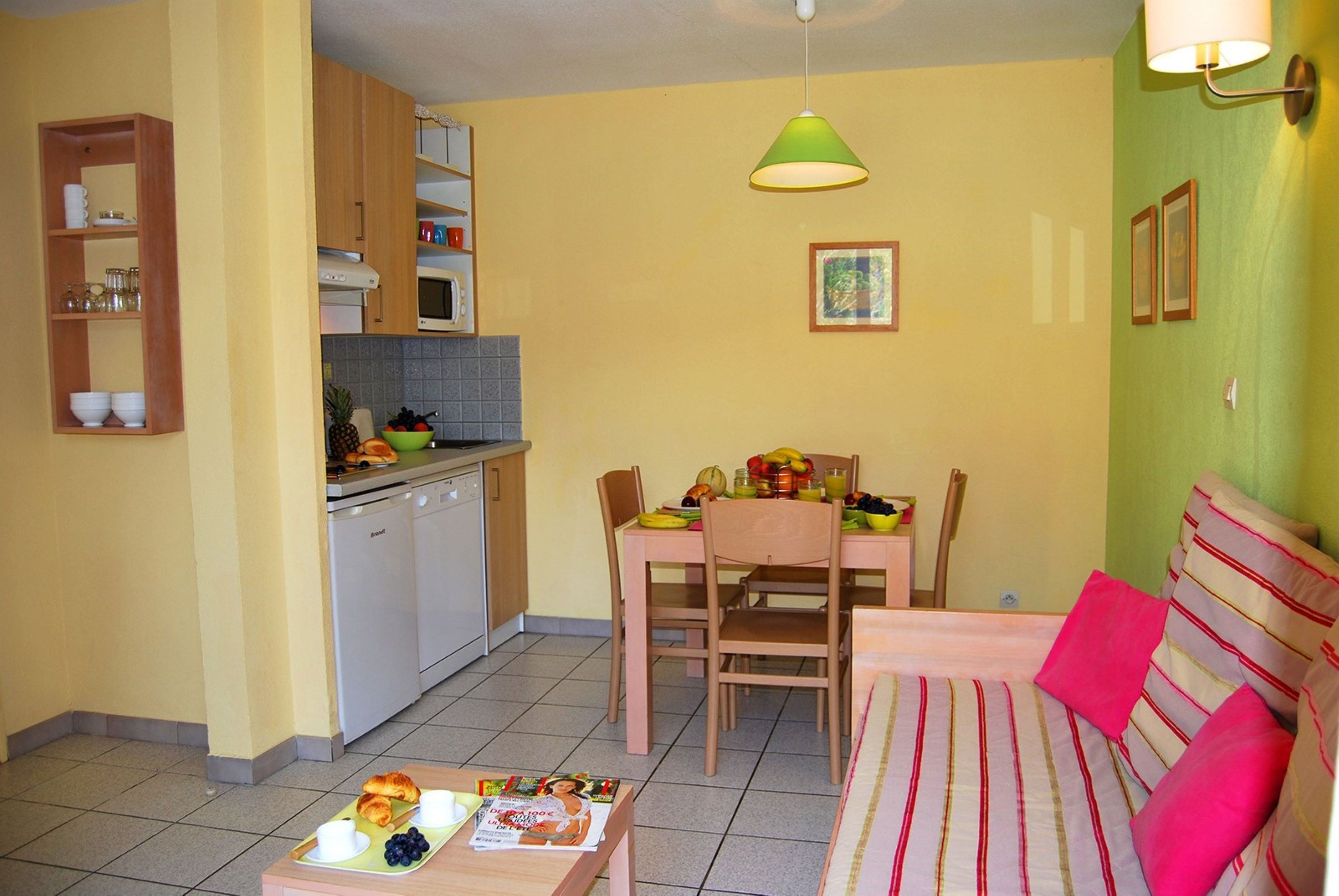 image Prepare meals in the kitchenette and enjoy them at the dining table.